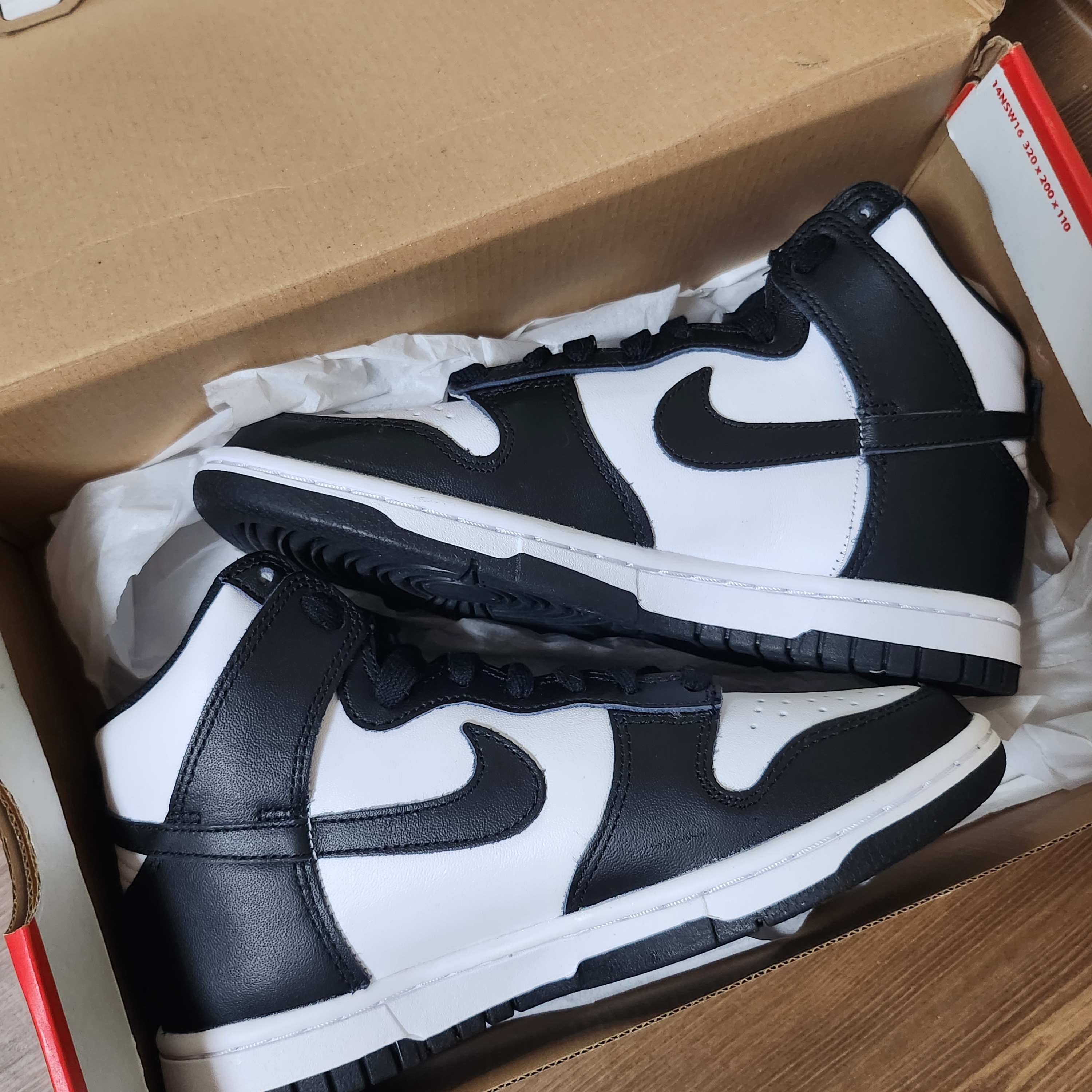 (W) Nike Dunk High Black and White 착용 스타일