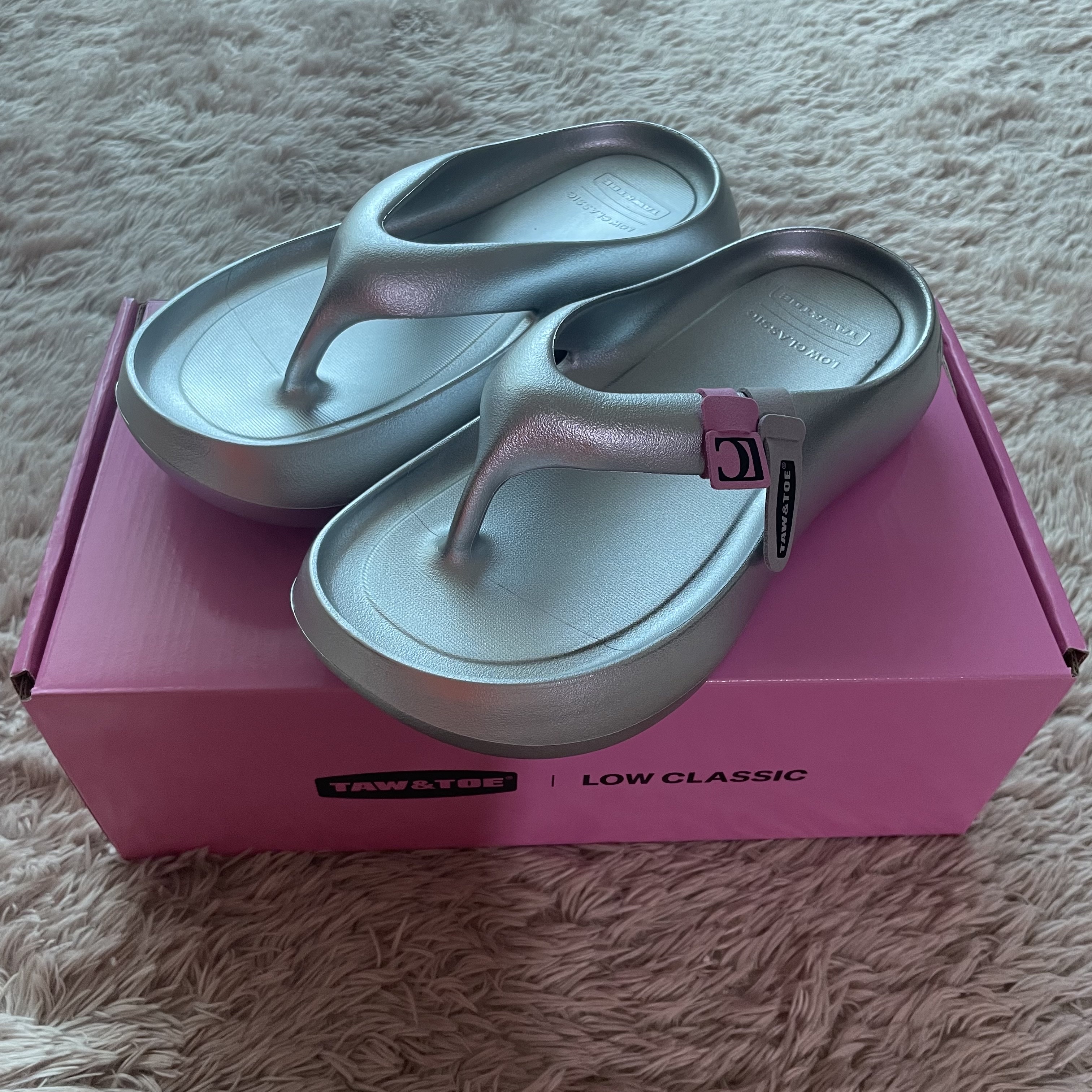 Taw&Toe x Low Classic Platform Flip Flop Silver 착용 스타일