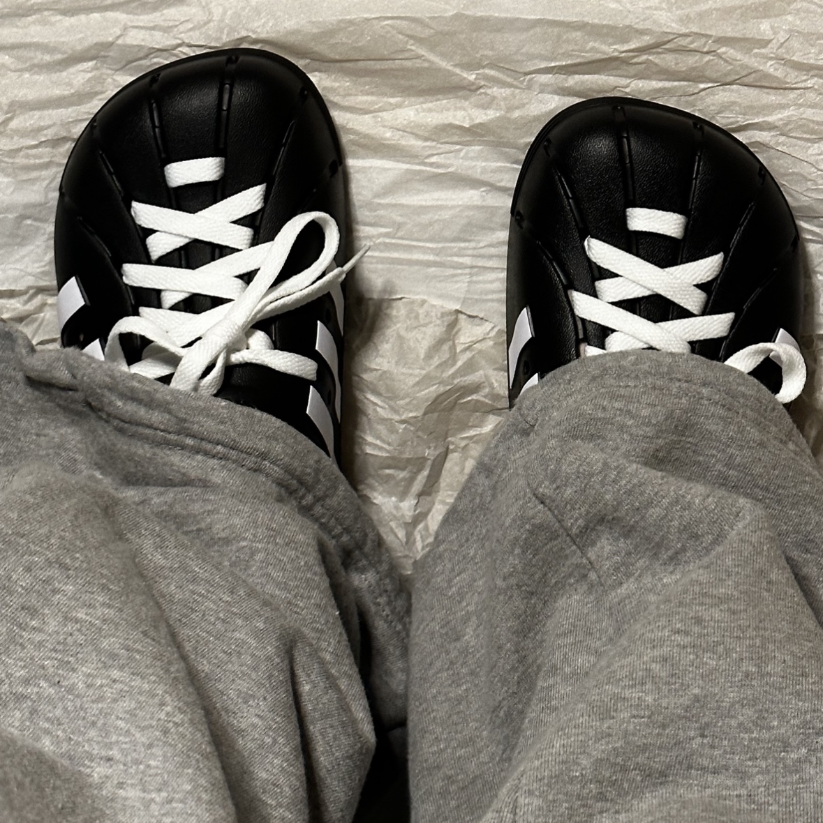 Adidas Adilette Clog Black White 착용 스타일