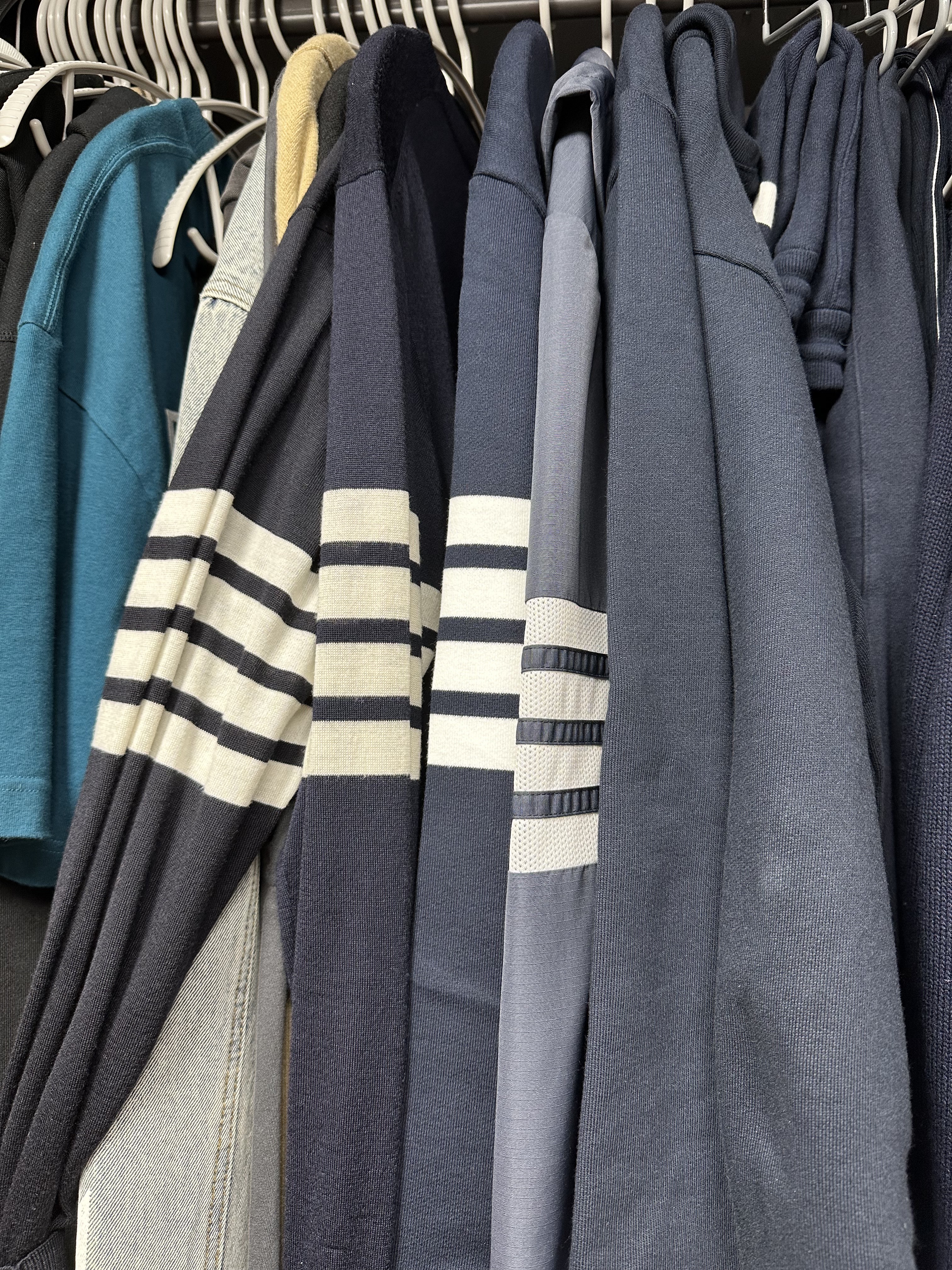 Thom Browne Engineered 4-Bar Sweatshirt Navy, Thom Browne Loopback Center Back Stripe Crewneck Pullover Knit Navy 착용 스타일
