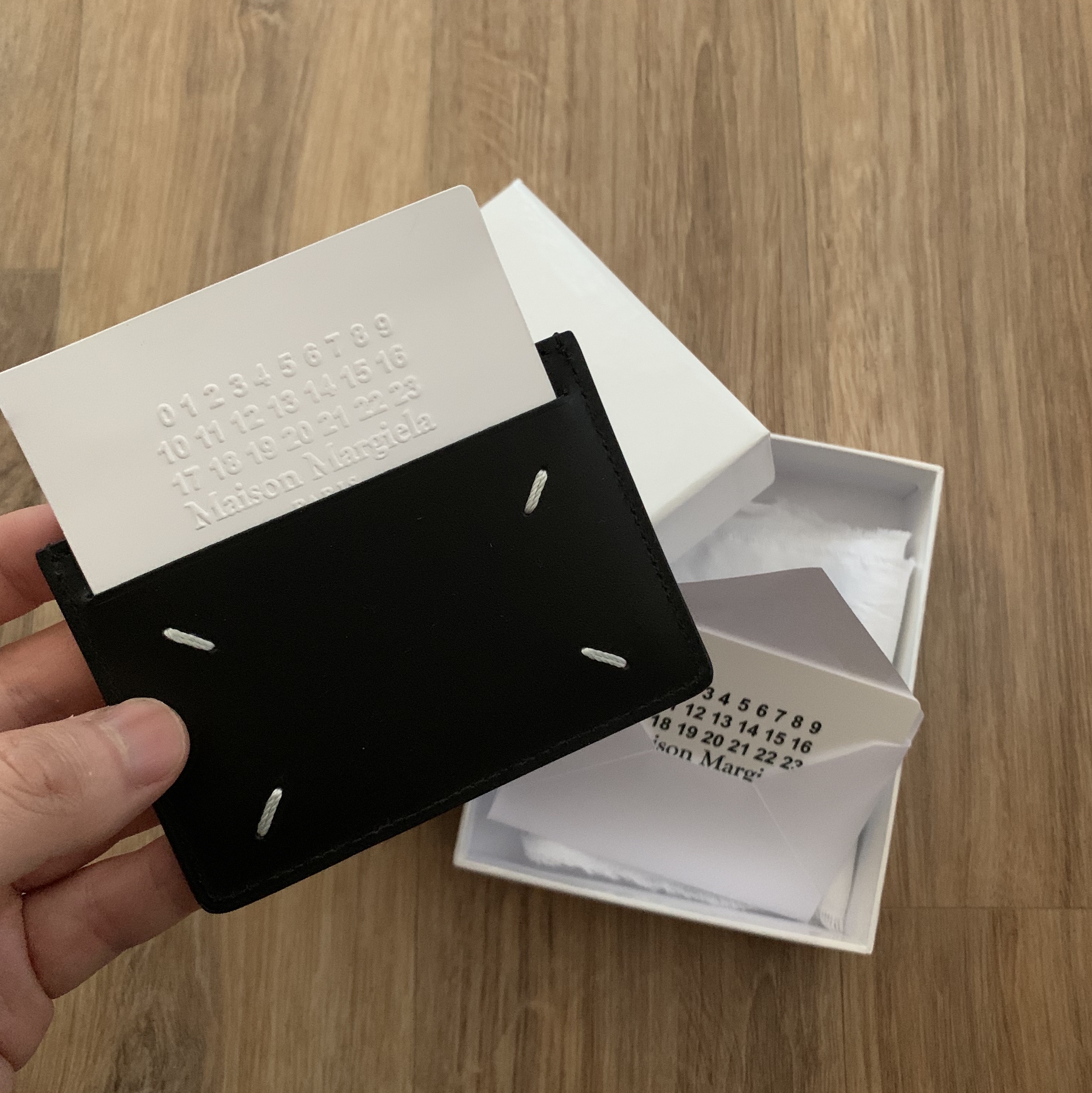 Maison Margiela Four Stitch Card Holder Black 착용 스타일