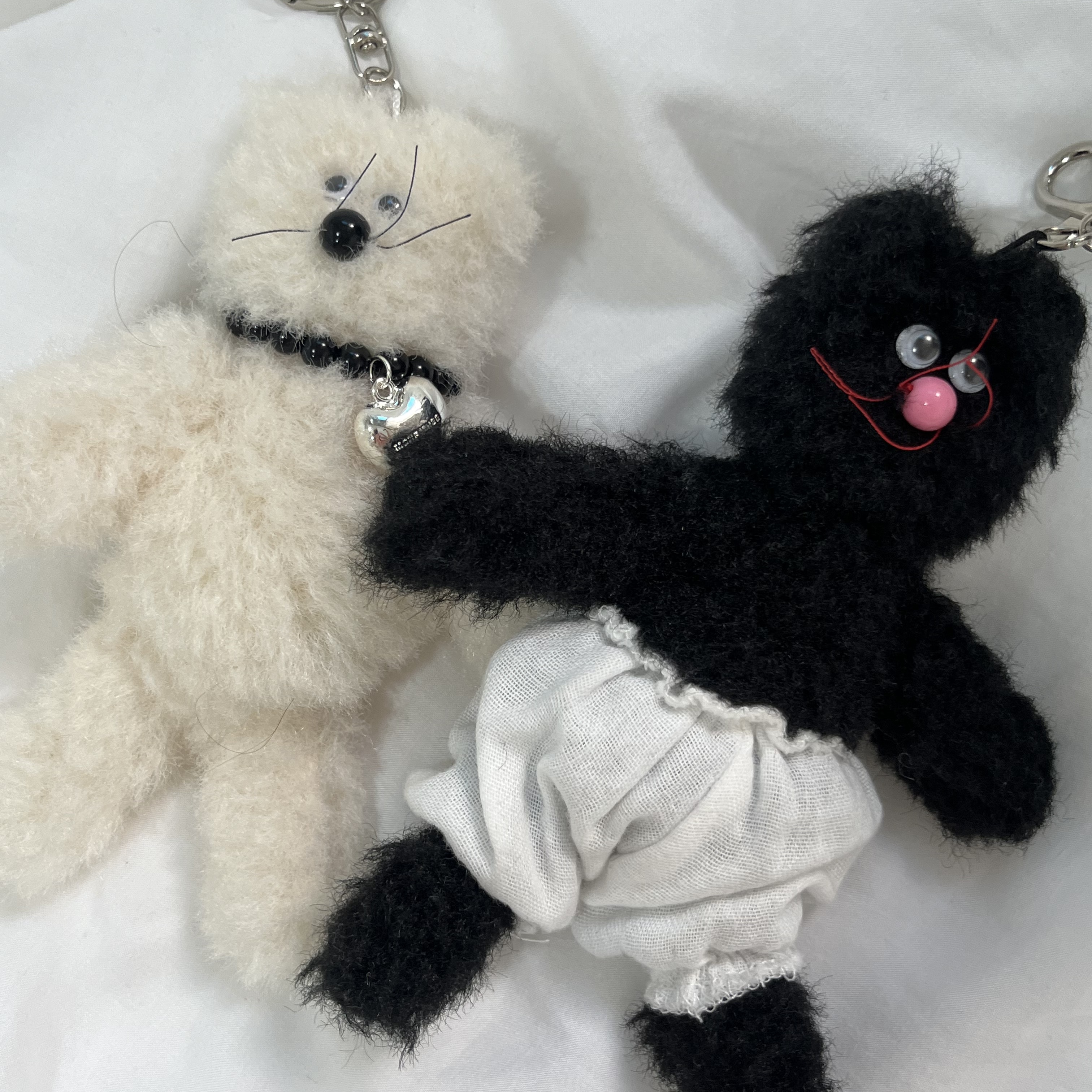 [KREAM 단독] Monamhee Creami Keyring Cream, Monamhee Beulpingi Keyring with White Pants Black 착용 스타일 - 2