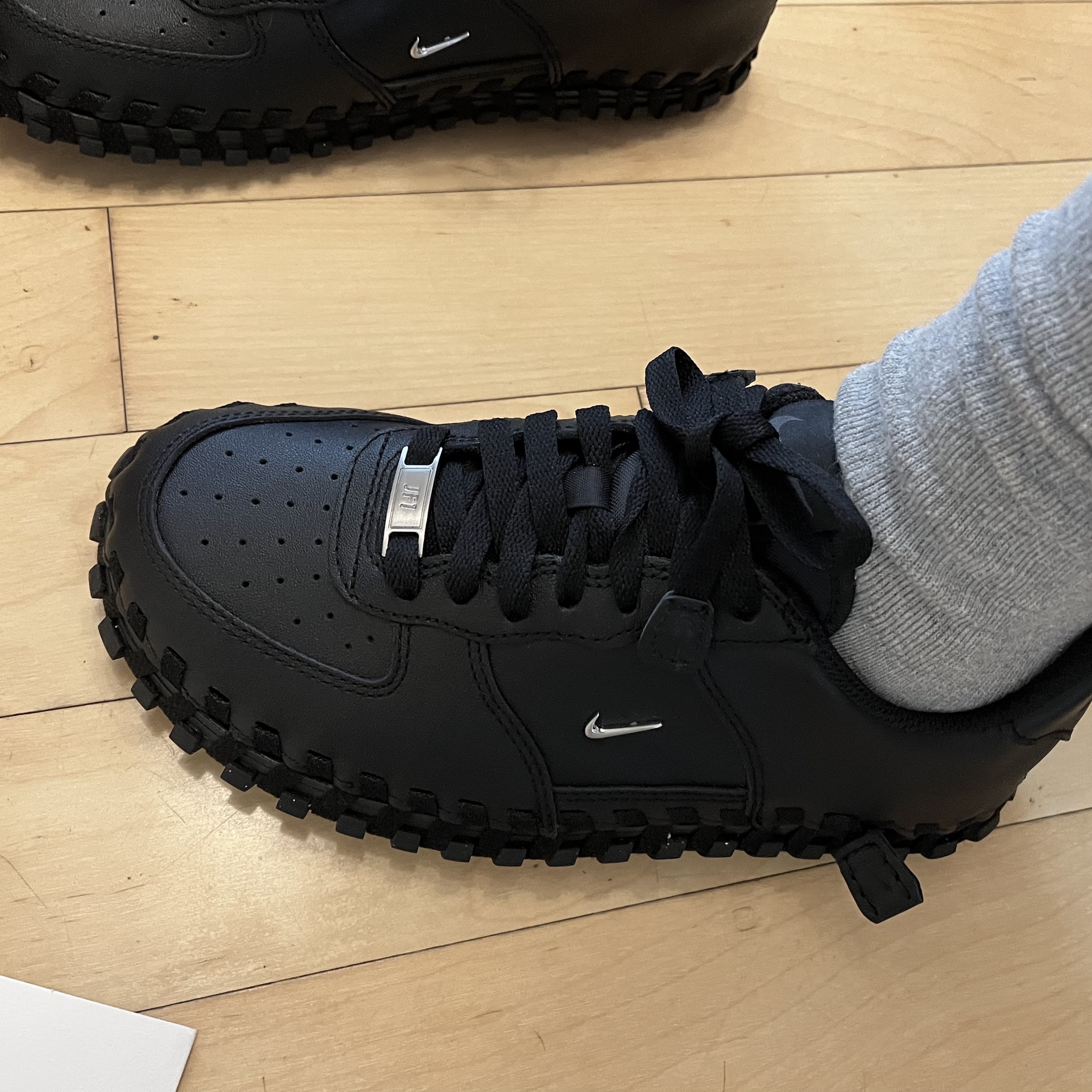 Nike x Jacquemus J Force 1 Low LX SP Black 착용 스타일 - 5