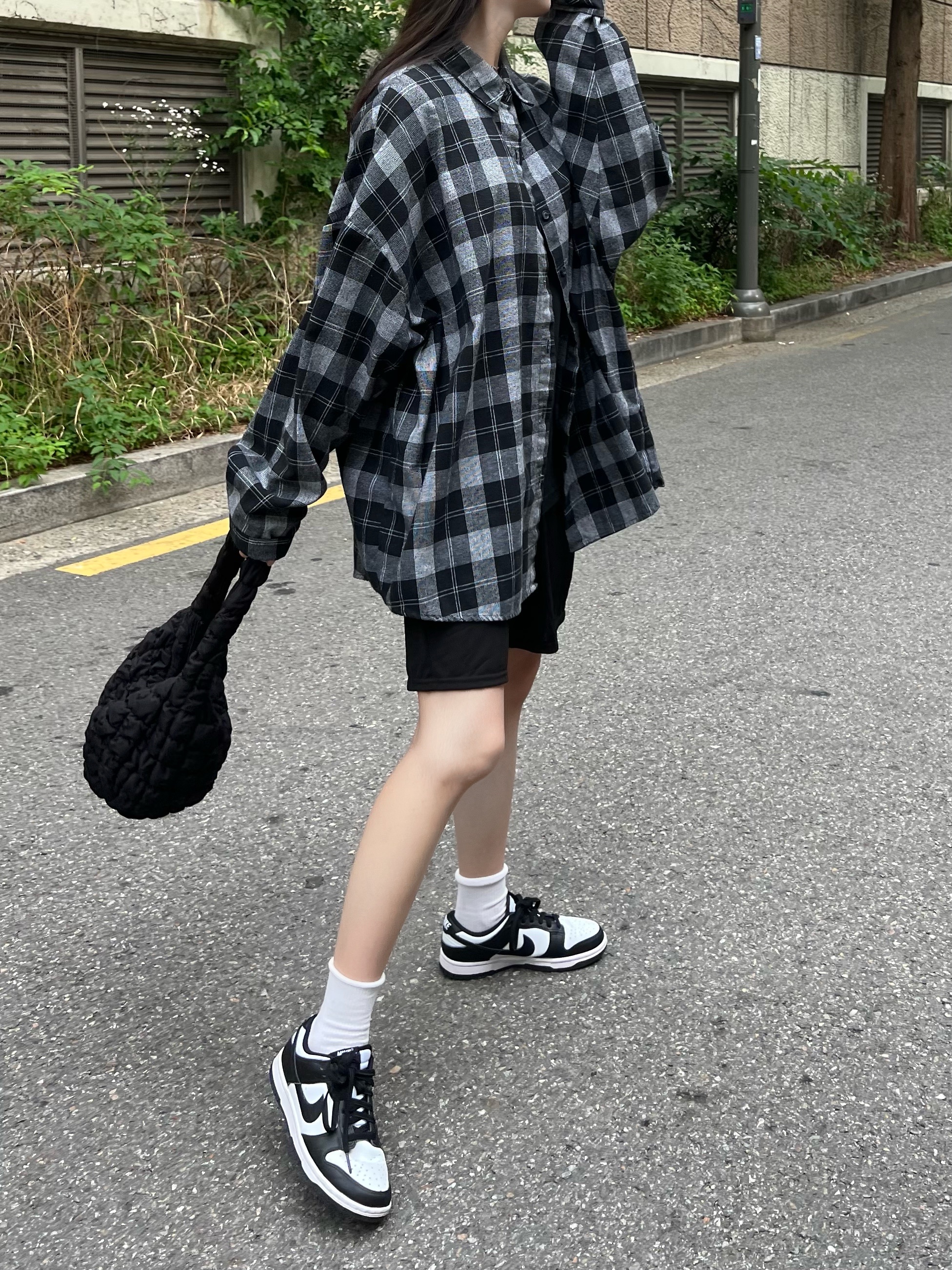 (W) Nike Dunk Low Black, COS Quilted Mini Bag Black 착용 스타일 - 2
