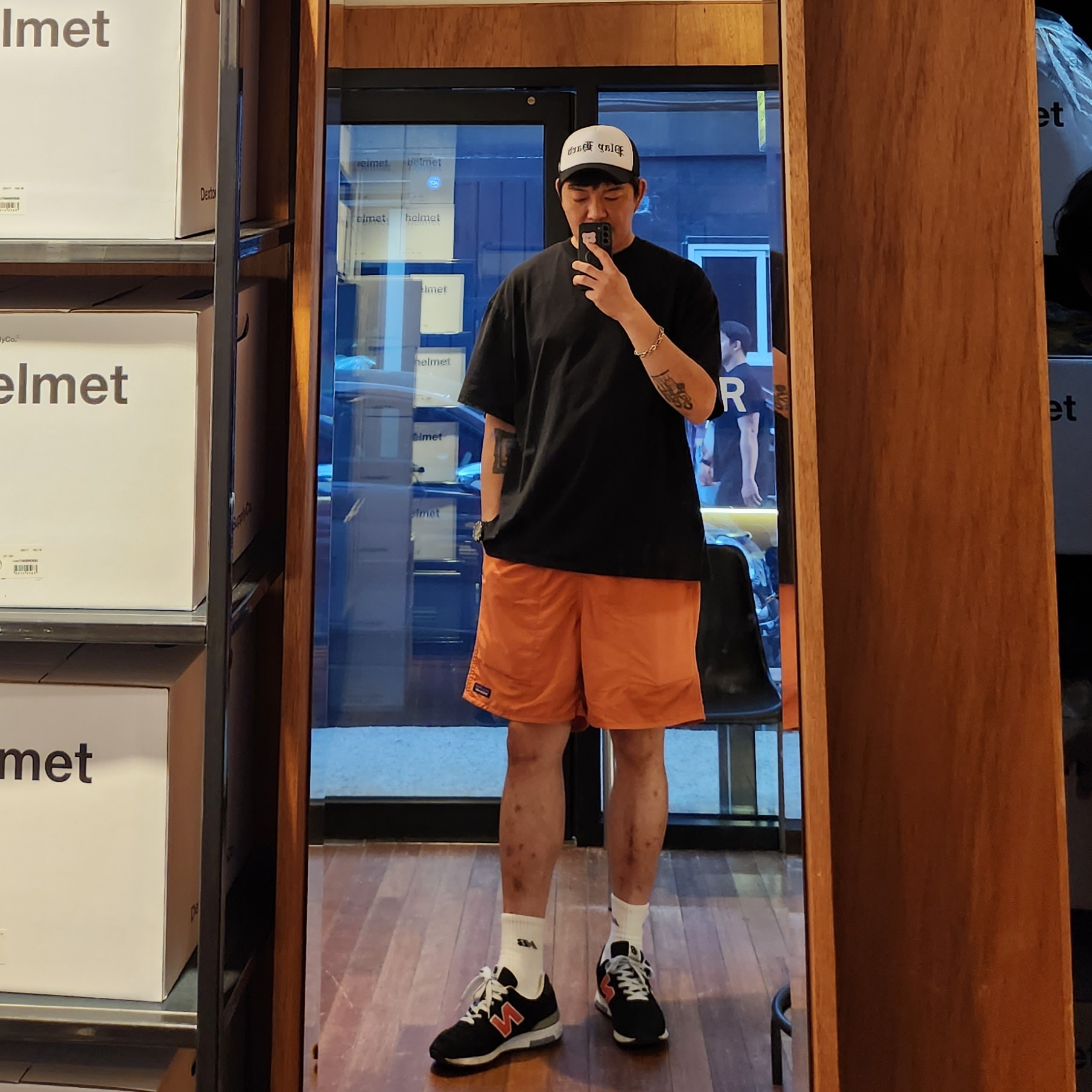 New Balance x J.Crew 1400 Made in USA Black Orange, Patagonia Baggies Longs 7 Inch Quartz Coral 착용 스타일