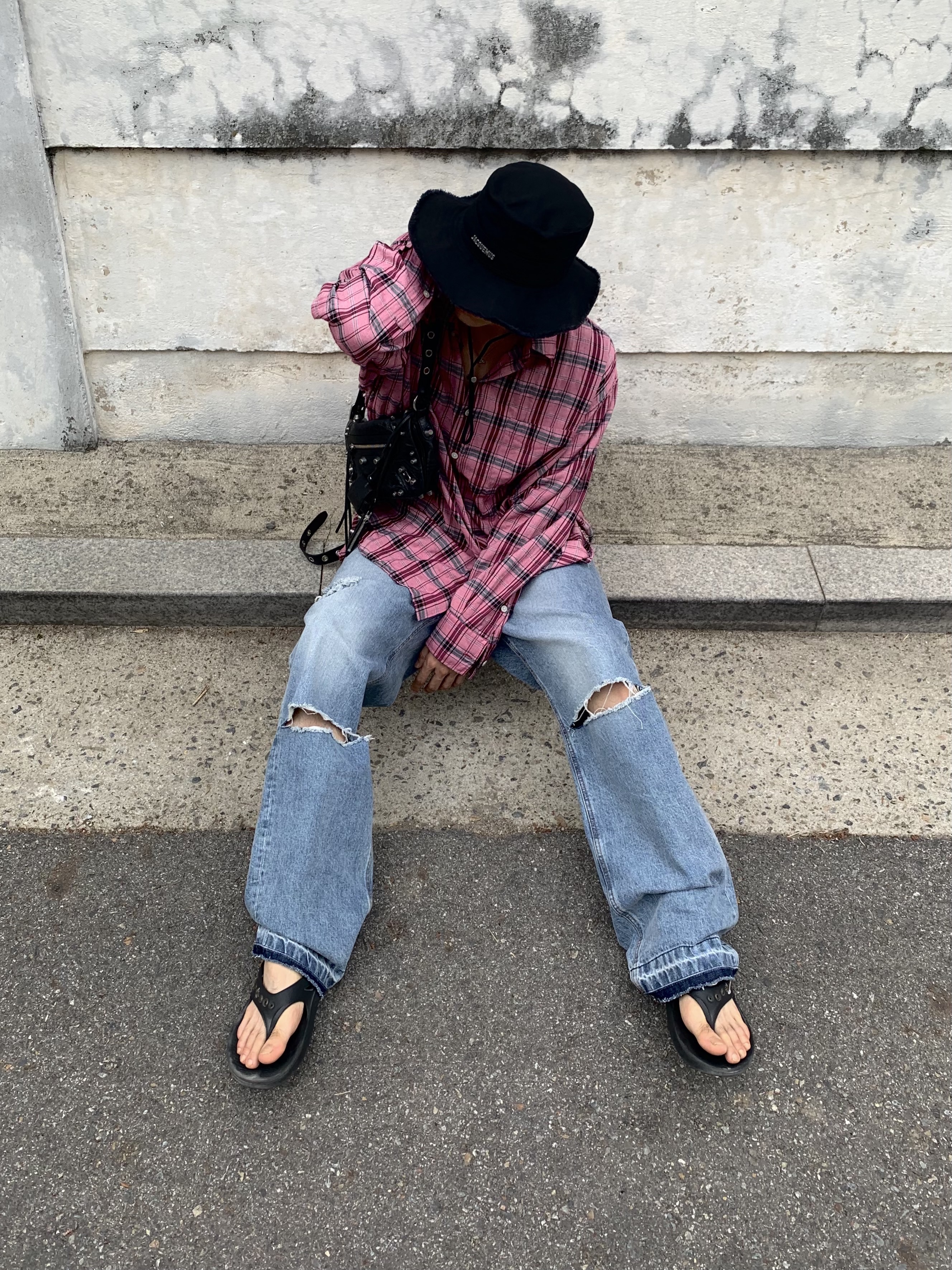 Jacquemus Le Bob Artichaut Bucket Hat Black, Balenciaga Arena Lambskin Aged Silver Hardware Le Cagole XS Flap Bag Black 착용 스타일 - 2