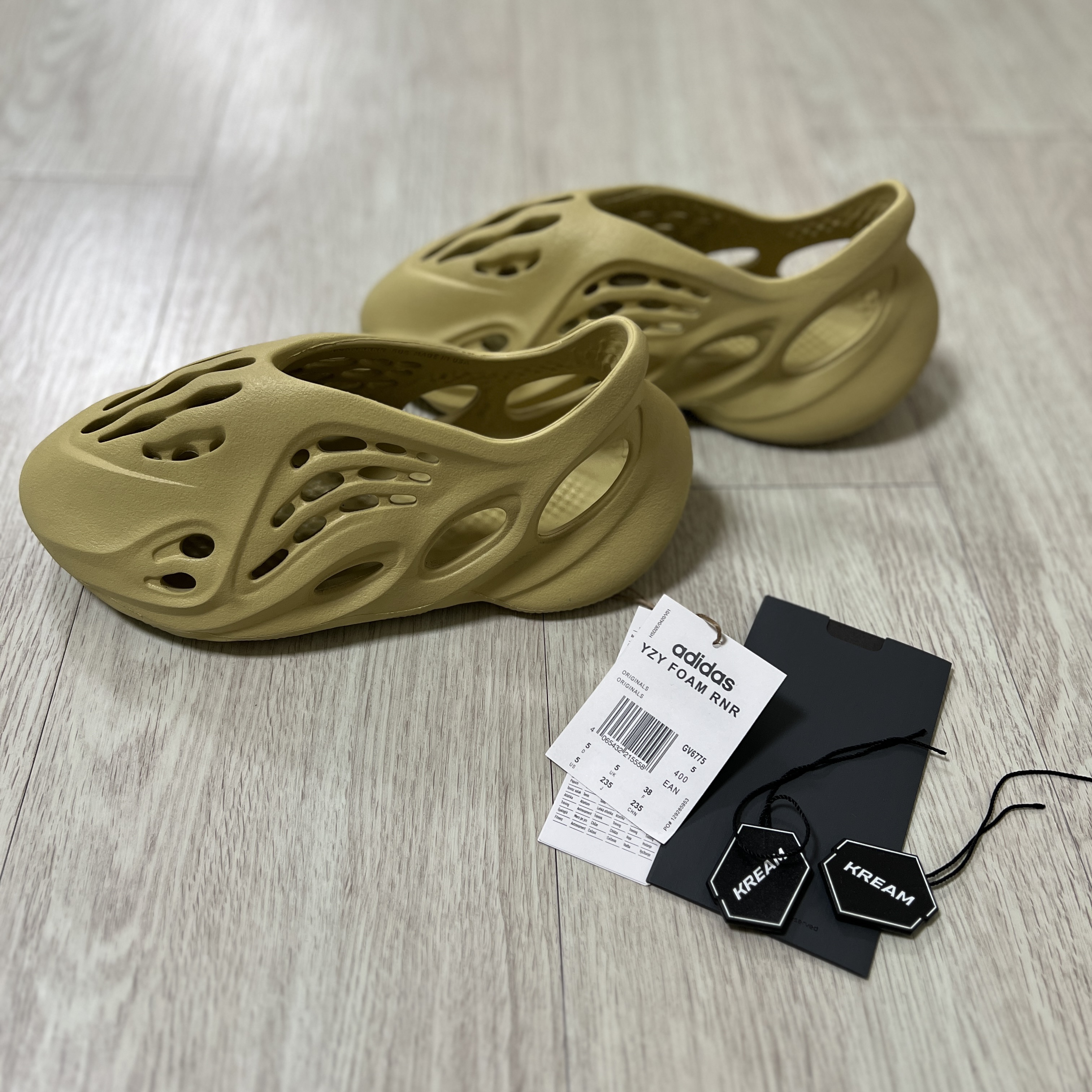 Adidas Yeezy Foam RNNR Sulfur 착용 스타일 - 1