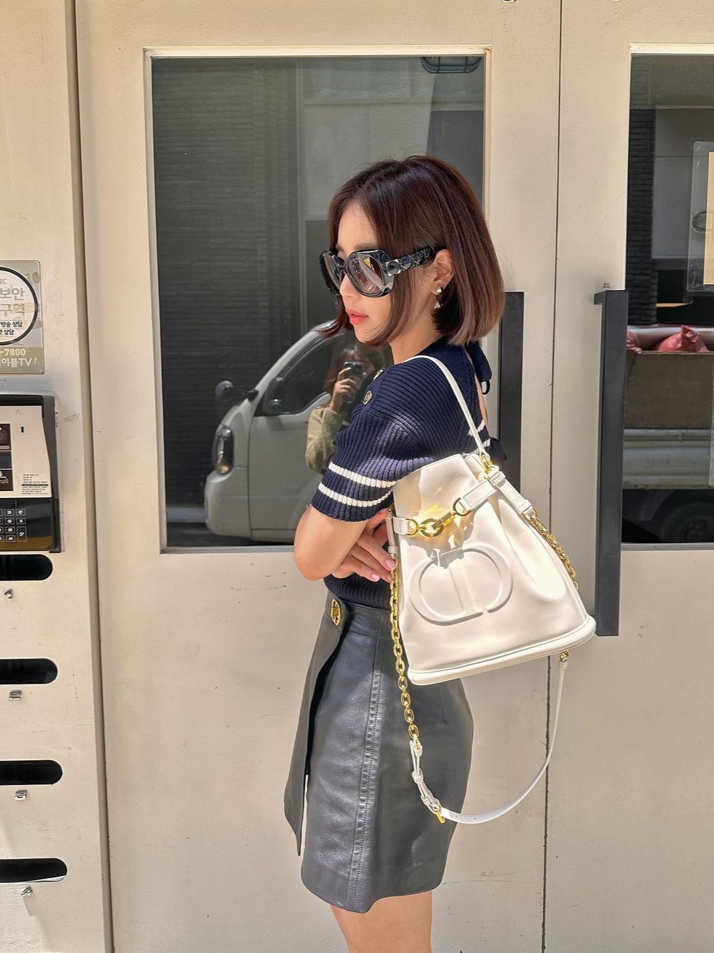 (W) Dior Lady 95.22 R2F Rounded Sunglasses Black 착용 스타일