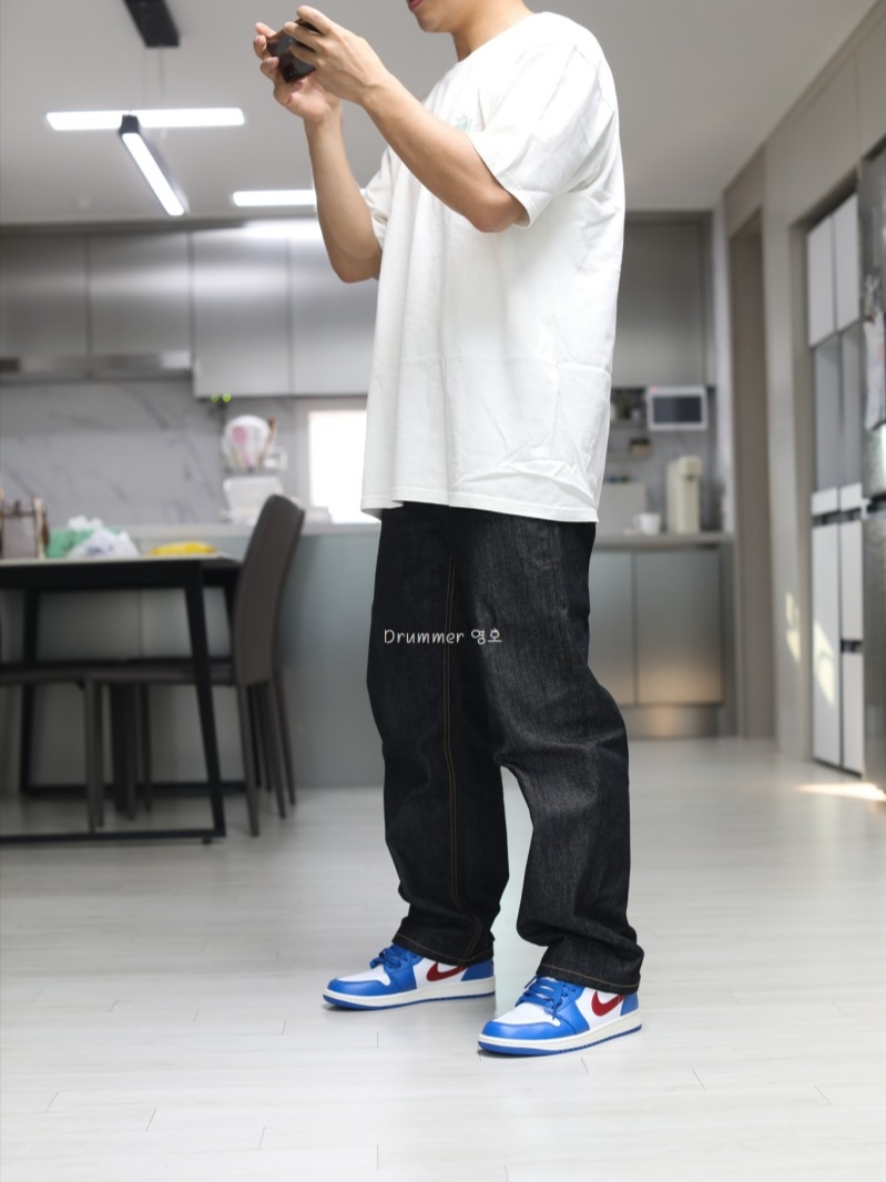 Stussy Dollie Pigment Dyed T-Shirt Natural, (W) Jordan 1 Low Sport Blue Gym Red 착용 스타일 - 1