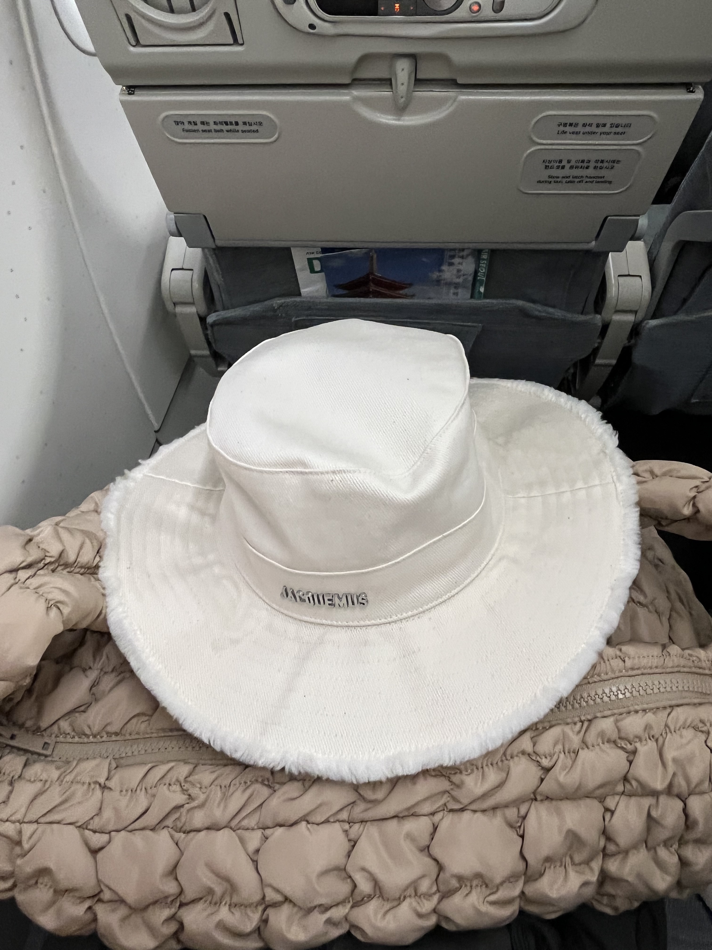 Jacquemus Le Bob Artichaut Bucket Hat Off White, COS Quilted Oversized Shoulder Bag Beige 착용 스타일 - 2