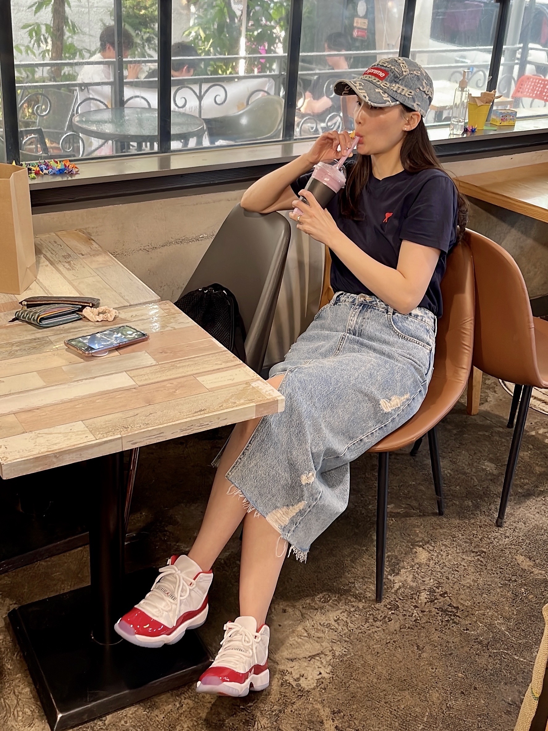 (GS) Jordan 11 Retro Varsity Red, AMI de Coeur T-Shirt Nautic Blue 착용 스타일 - 1