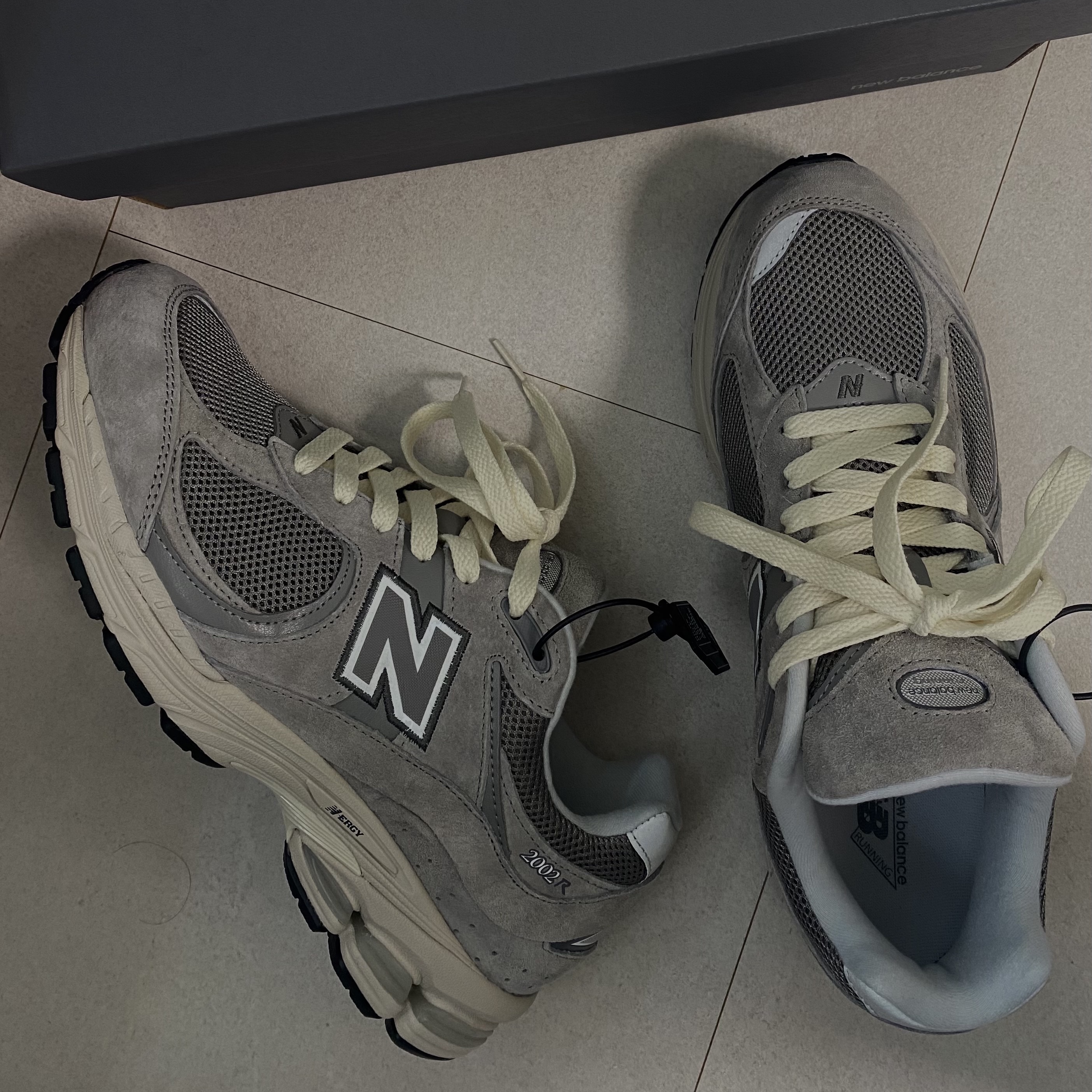 New Balance 2002R Grey 착용 스타일