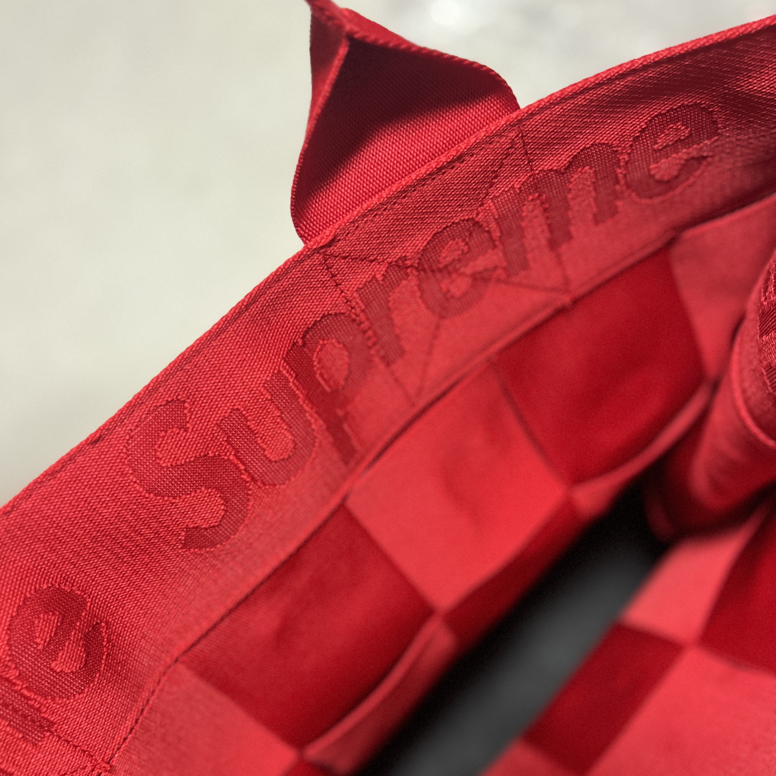 Supreme Woven Large Tote Red - 23SS 착용 스타일 - 3