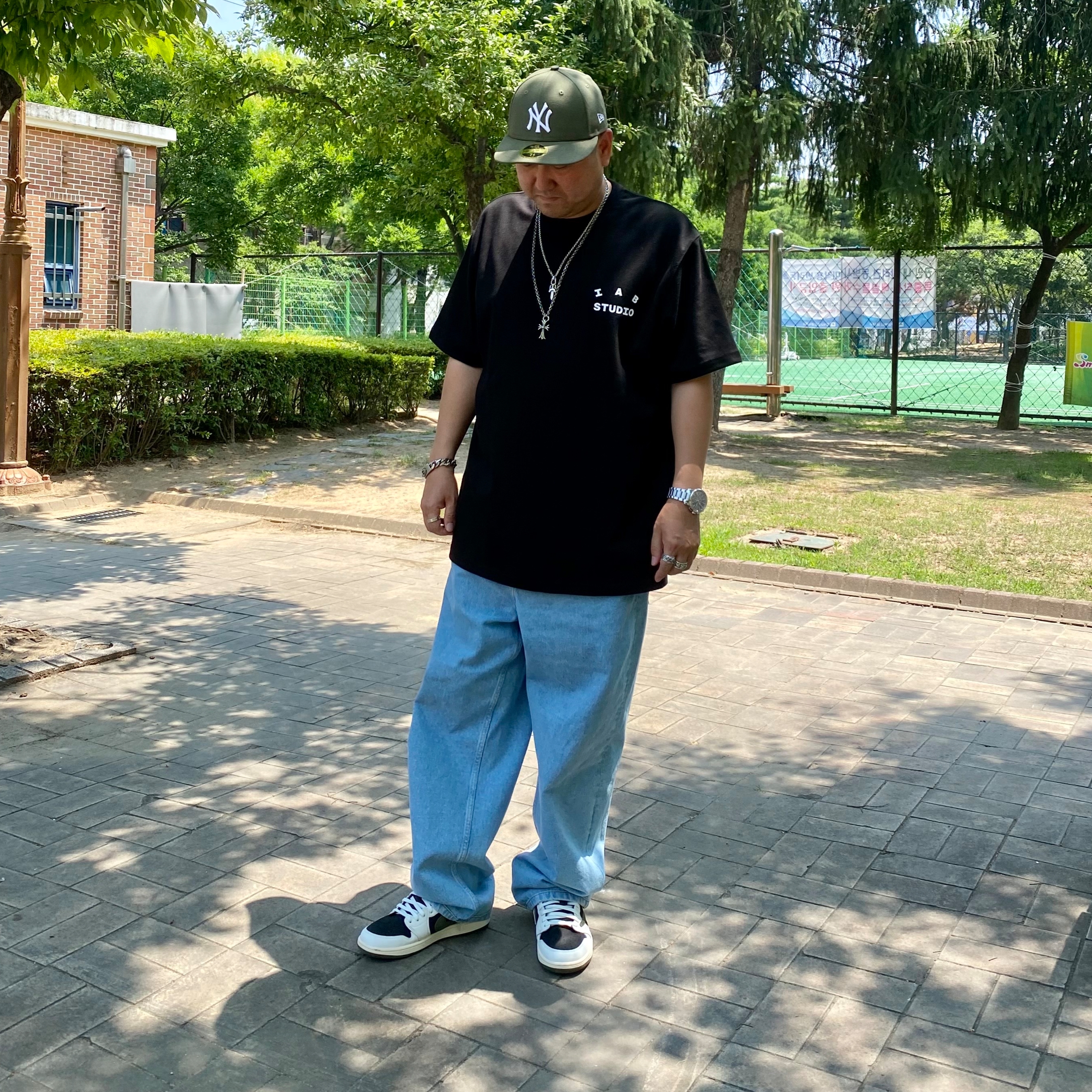 IAB Studio 10th Anniversary T-Shirts Pack White & Black (2 Pack), (W) Jordan 1 x Travis Scott Retro Low OG SP Medium Olive 착용 스타일 - 5