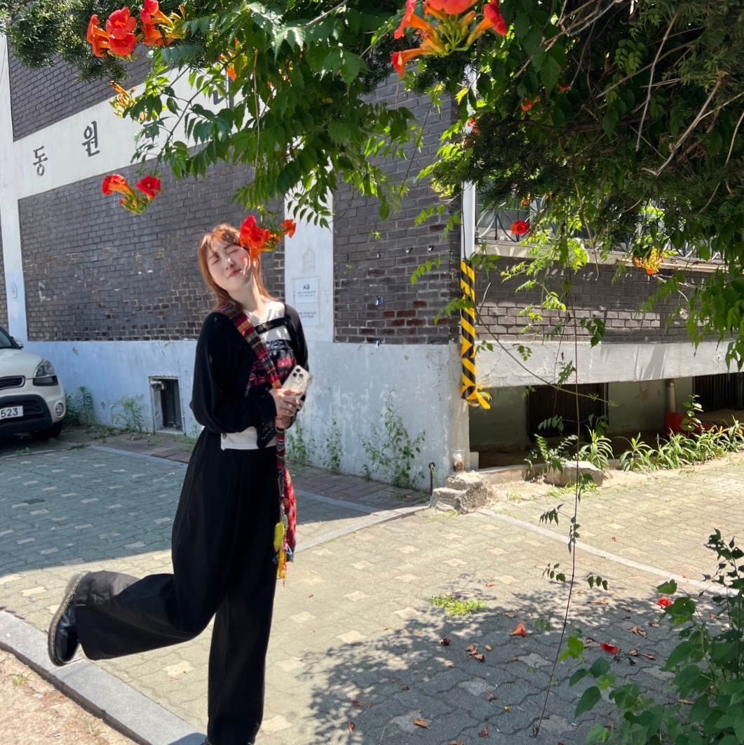 Punch Drunk Parties Mother's Worry Tank Top White, Dr. Martens Jadon Boots Black 착용 스타일 - 2