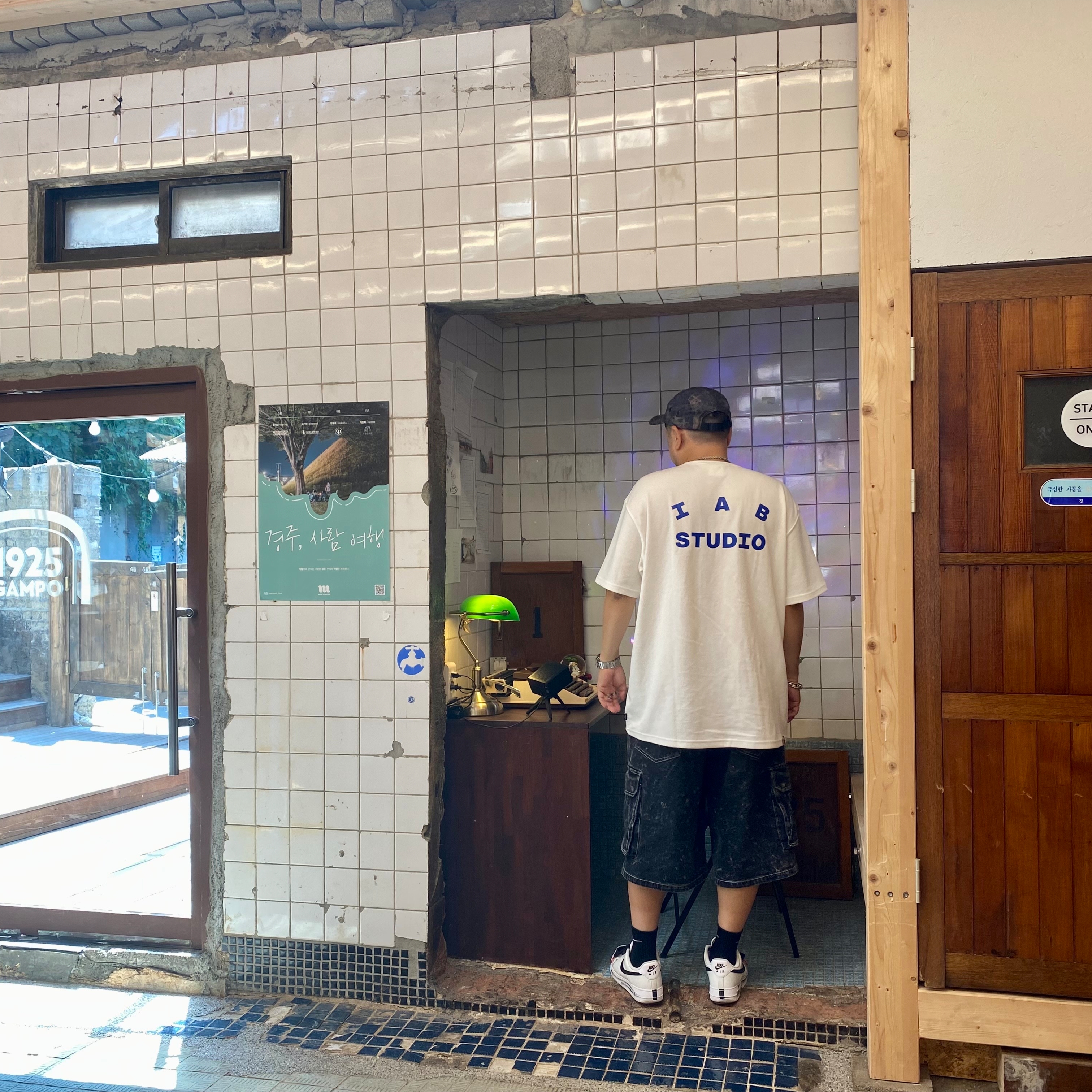 IAB Studio 10th Anniversary T-Shirts Pack White & Black (2 Pack), (W) Jordan 1 x Travis Scott Retro Low OG SP Medium Olive 착용 스타일 - 2