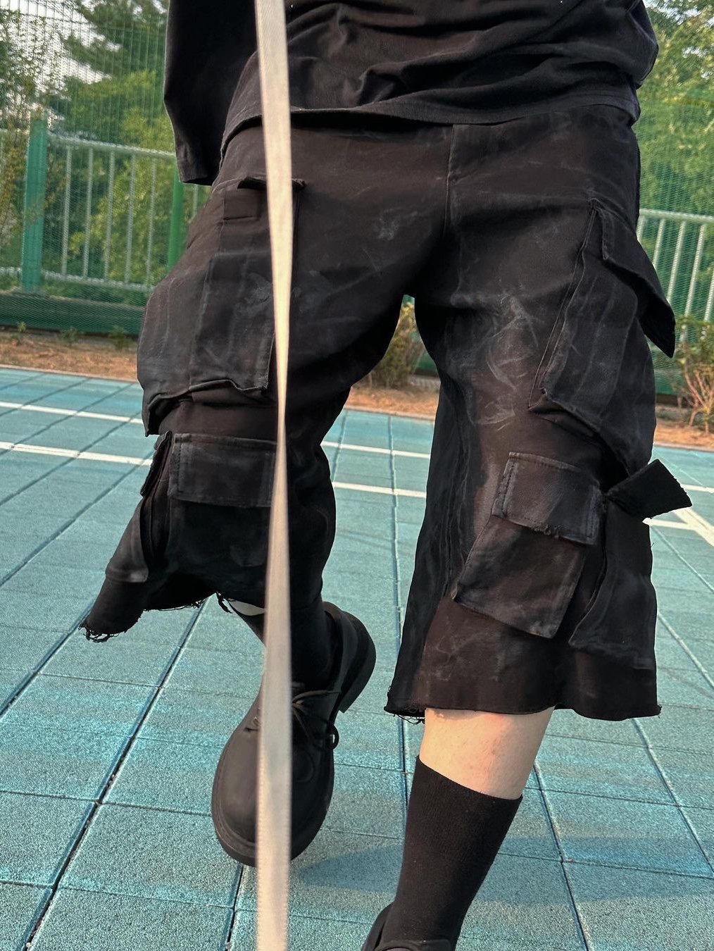 Nos Couleurs Distressed Cargo Shorts Black 착용 스타일