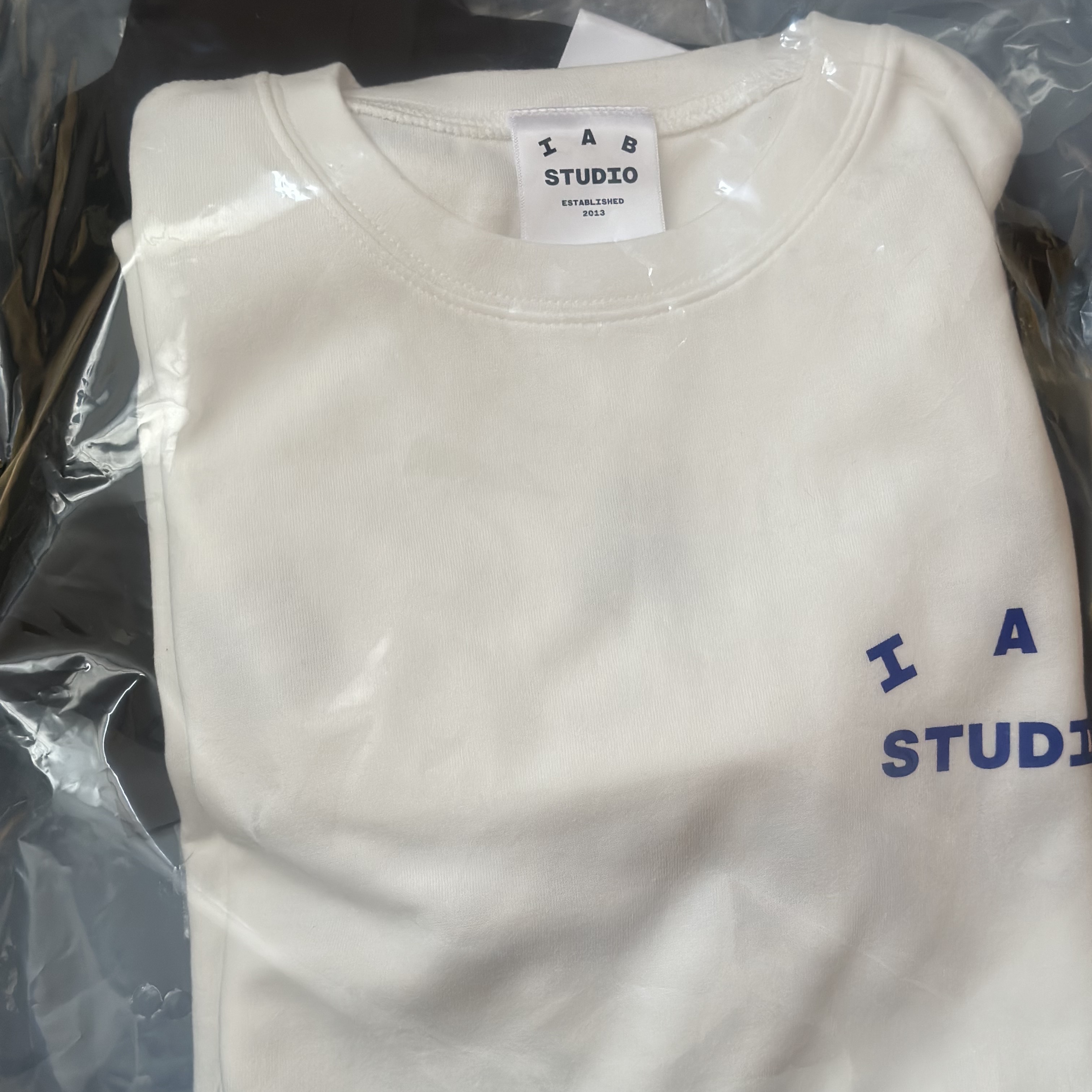 IAB Studio 10th Anniversary T-Shirts Pack White & Black (2 Pack) 착용 스타일