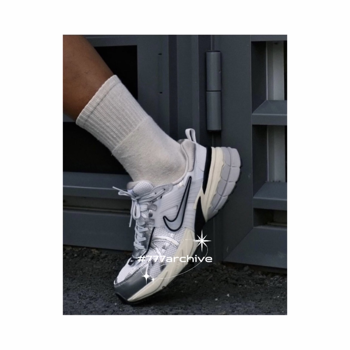 Nike V2K Run Summit White Metallic Silver 착용 스타일 - 3