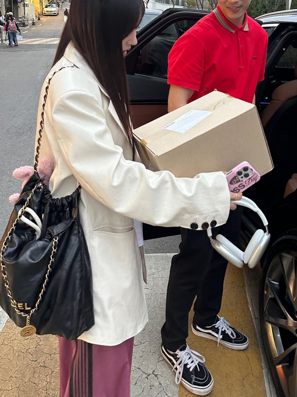 Chanel 22 Medium Handbag Shiny Calfskin & Gold Black 착용 스타일
