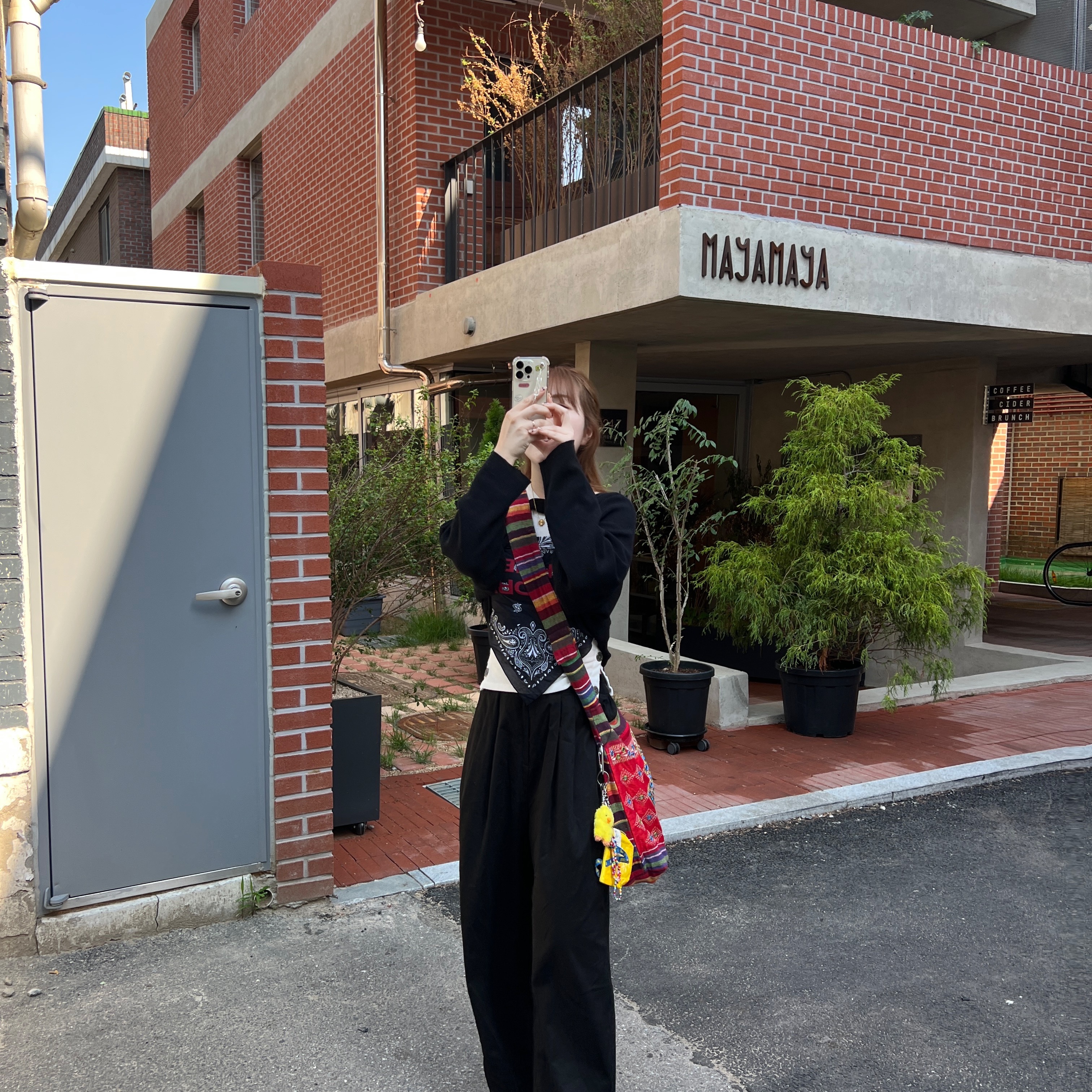 Punch Drunk Parties Mother's Worry Tank Top White, Dr. Martens Jadon Boots Black 착용 스타일 - 1
