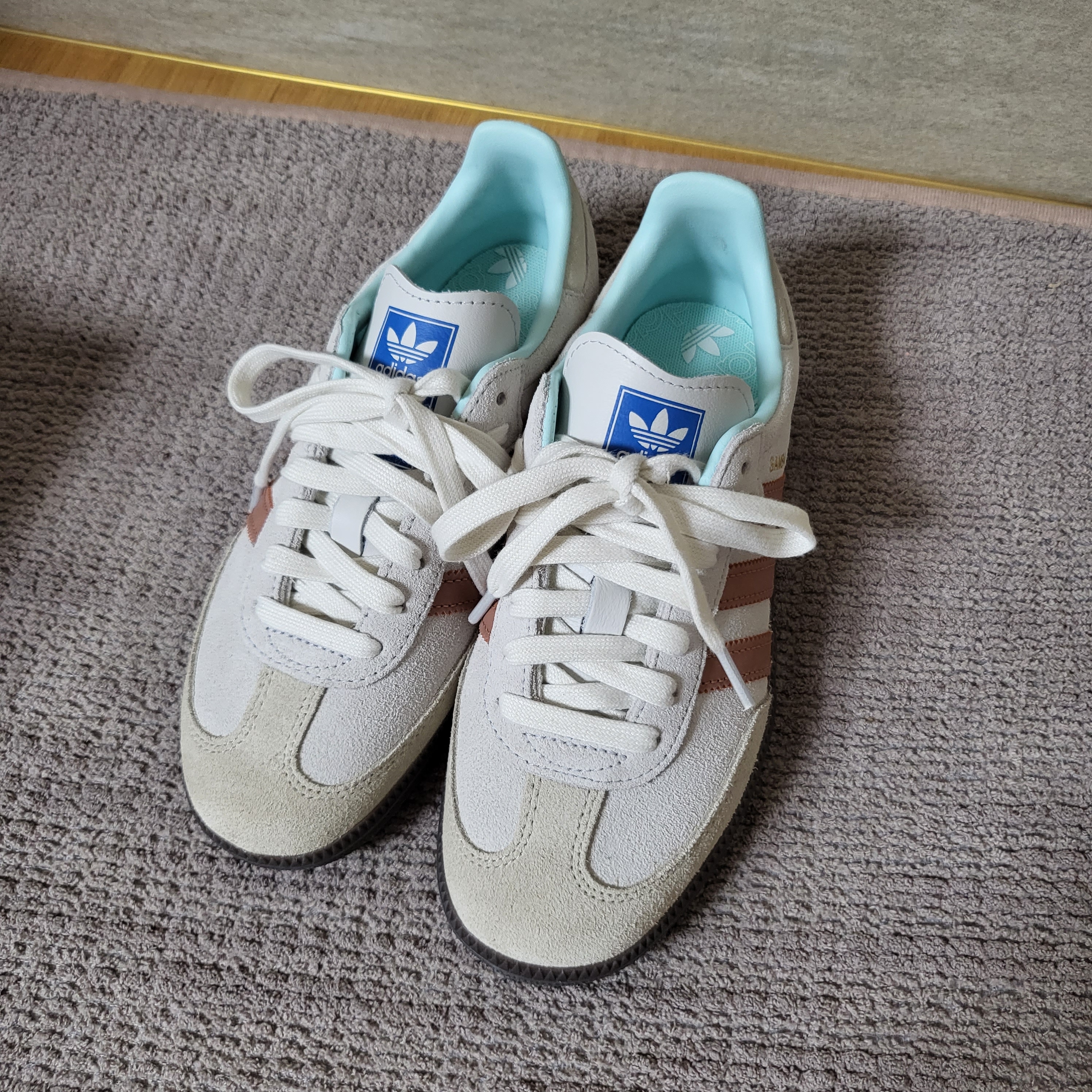 Adidas Samba OG Crystal White Clay Strata 착용 스타일