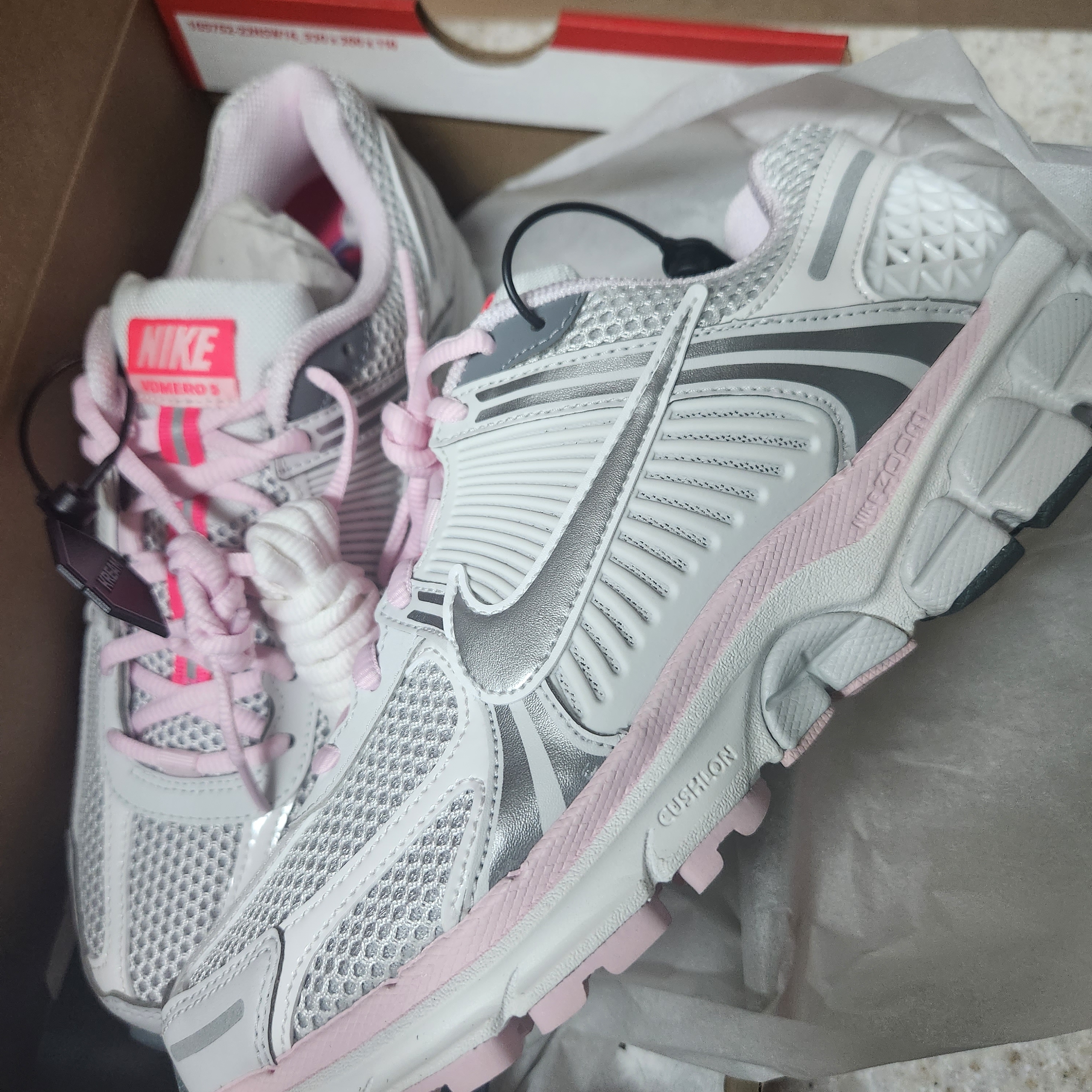 (W) Nike Zoom Vomero 5 Photon Dust Metallic Silver 착용 스타일