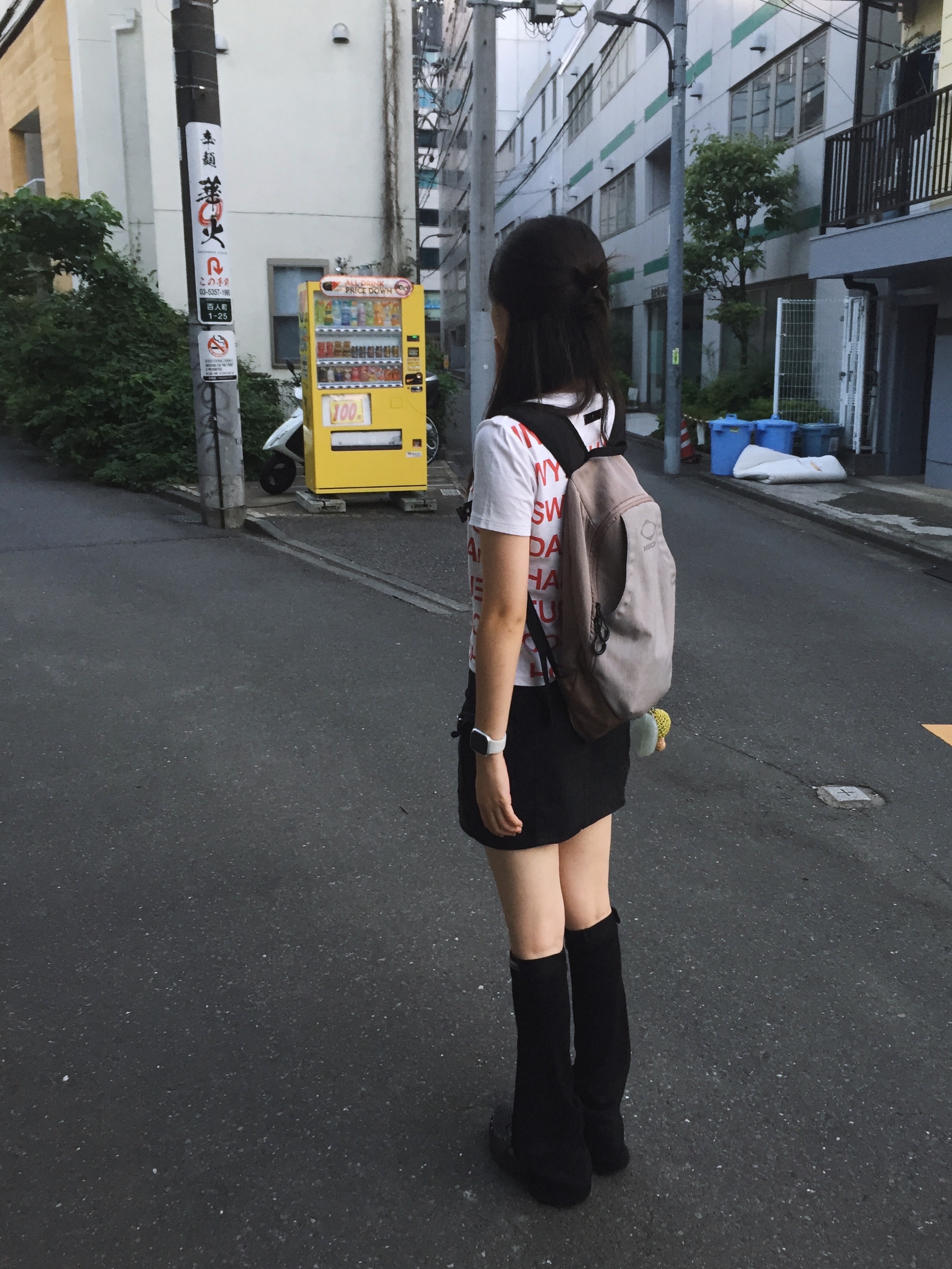 [KREAM 단독] Safarispot Women 1/2 Highway Inn T-Shirt White Red, Mischief Rhombus Backpack Pink Grey 착용 스타일 - 1