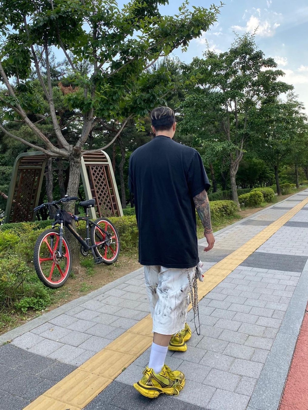 Nos Couleurs Distressed Cargo Shorts Black 착용 스타일 - 2