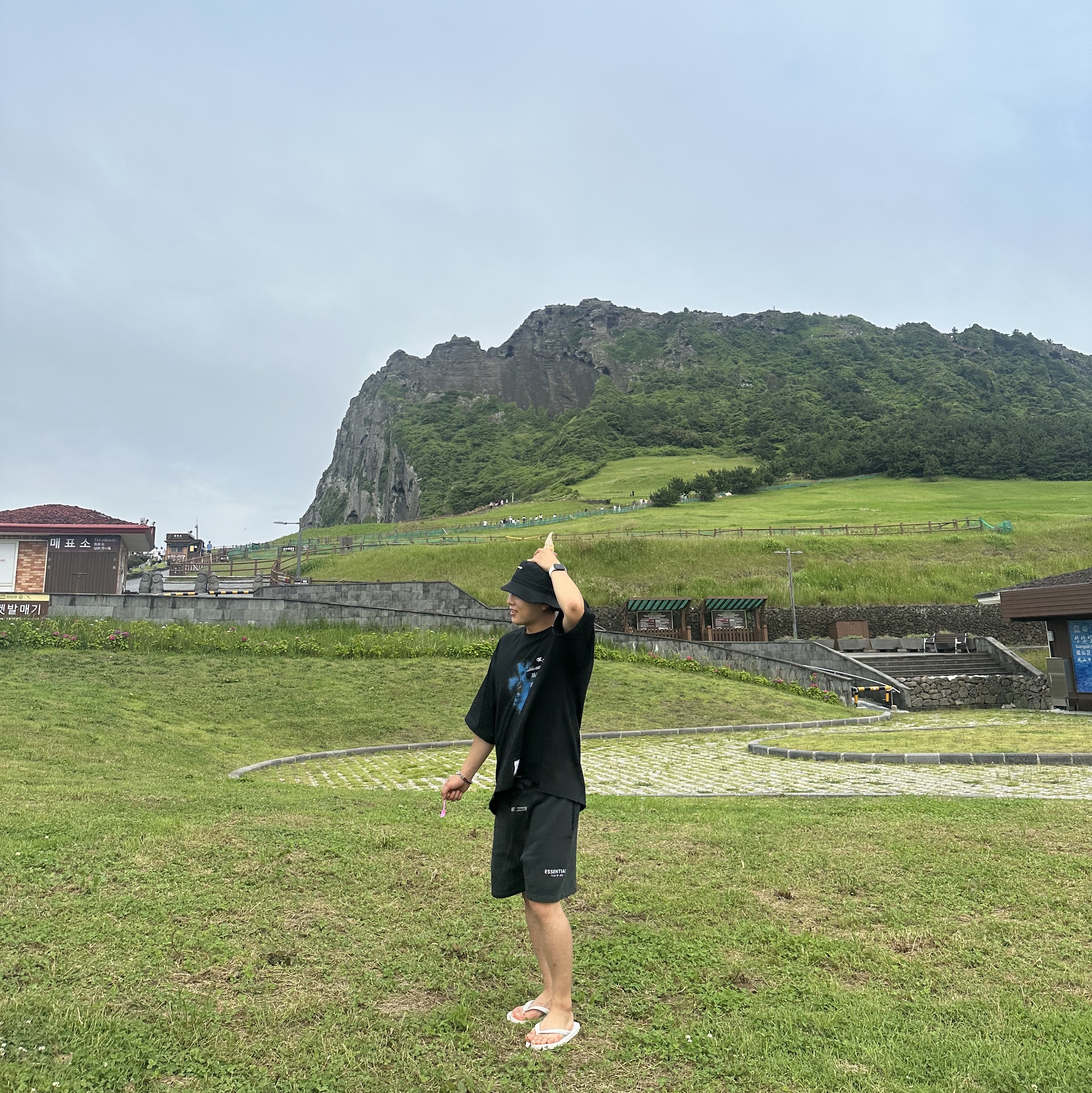 Jacquemus Le Bob Gadjo Bow Bucket Hat Black, Essentials The Core Collection Sweatshorts Black 착용 스타일 - 2