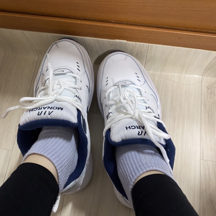 Nike Air Monarch IV White Navy 착용 스타일 - 2