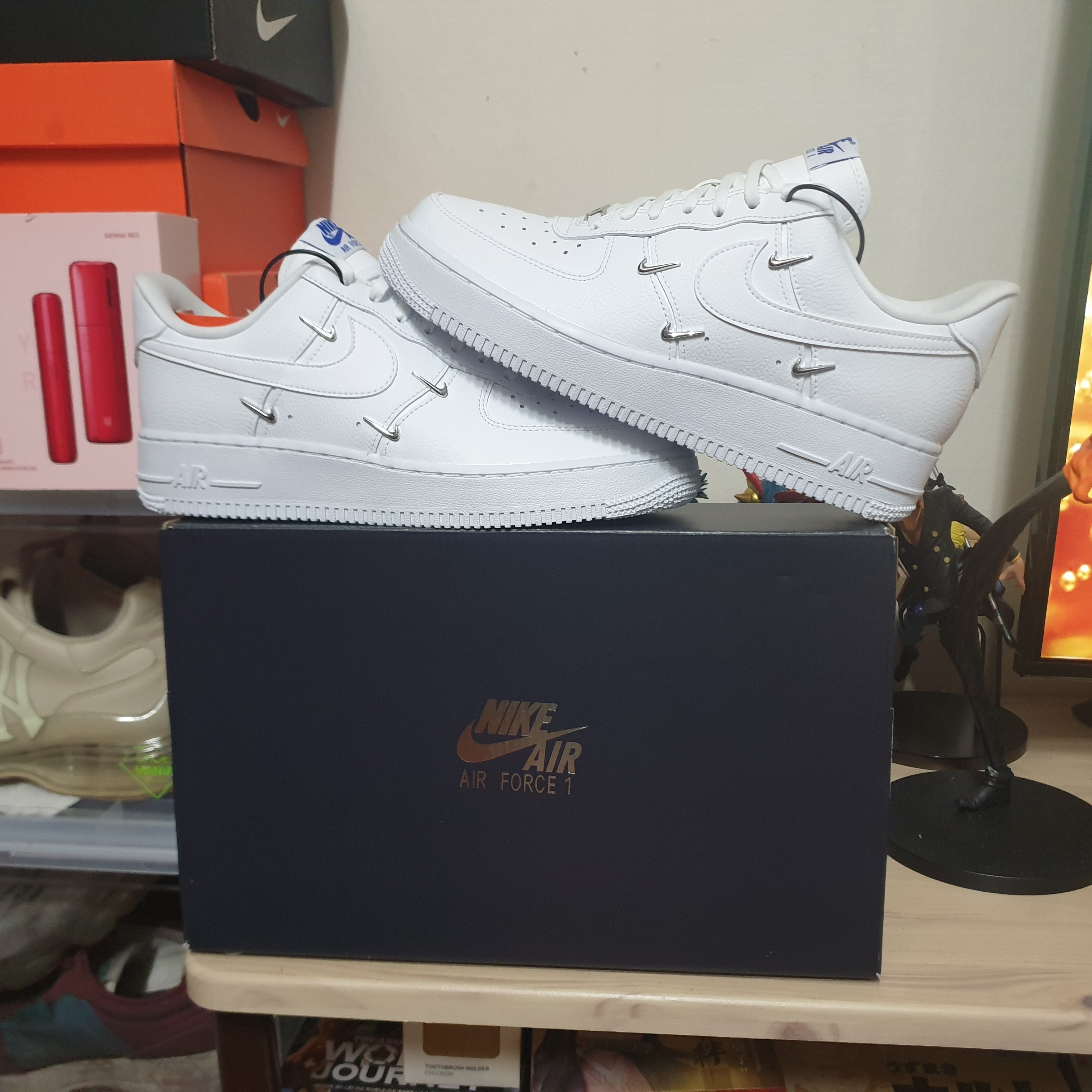 (W) Nike Air Force 1 Low '07 LX Chrome Luxe, New Balance 327 Garnet 착용 스타일 - 1