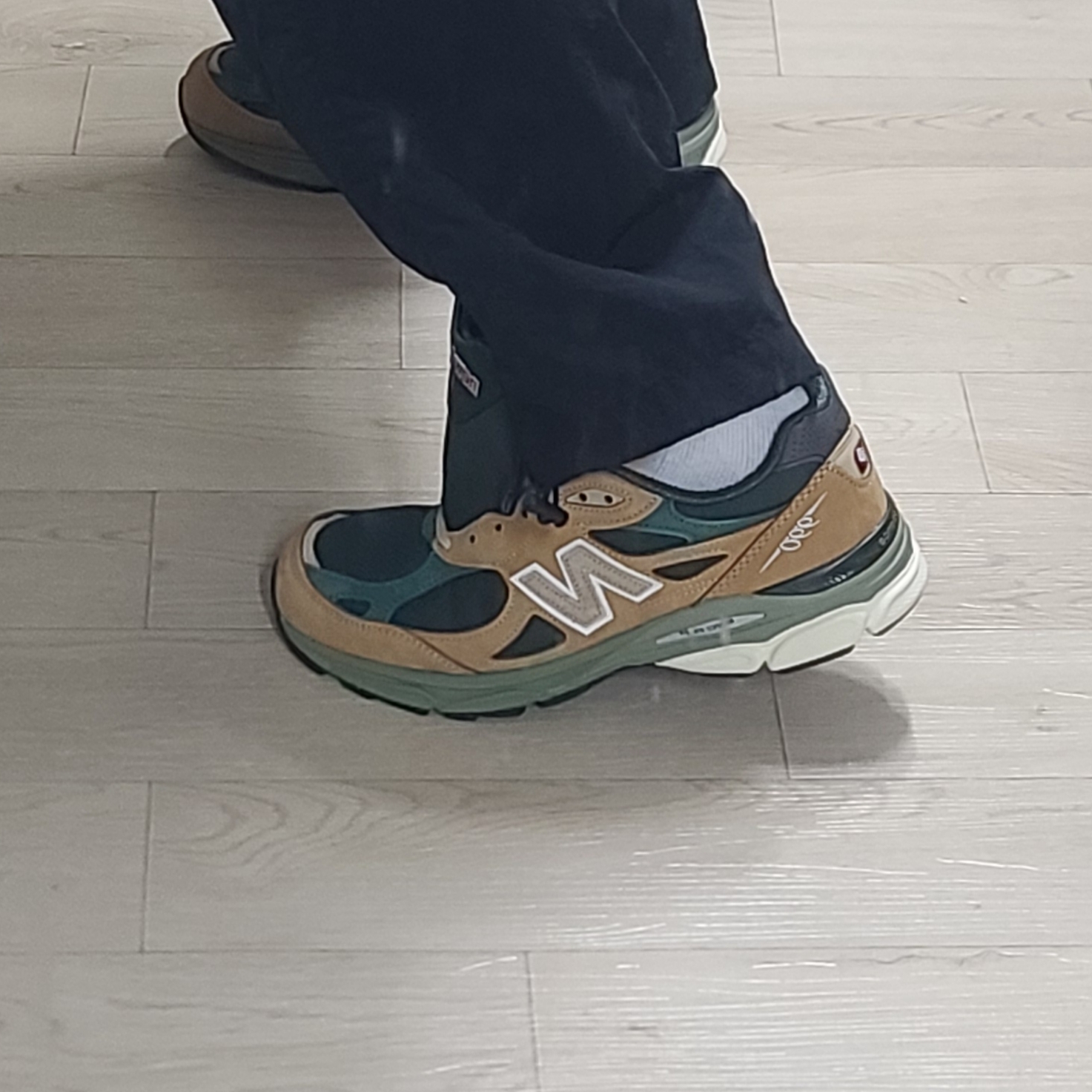 New Balance 990v3 Made in USA Tan Green 착용 스타일 - 2