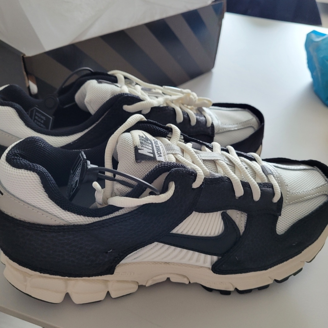 (W) Nike Zoom Vomero 5 Wolf Grey and Black 착용 스타일 - 2