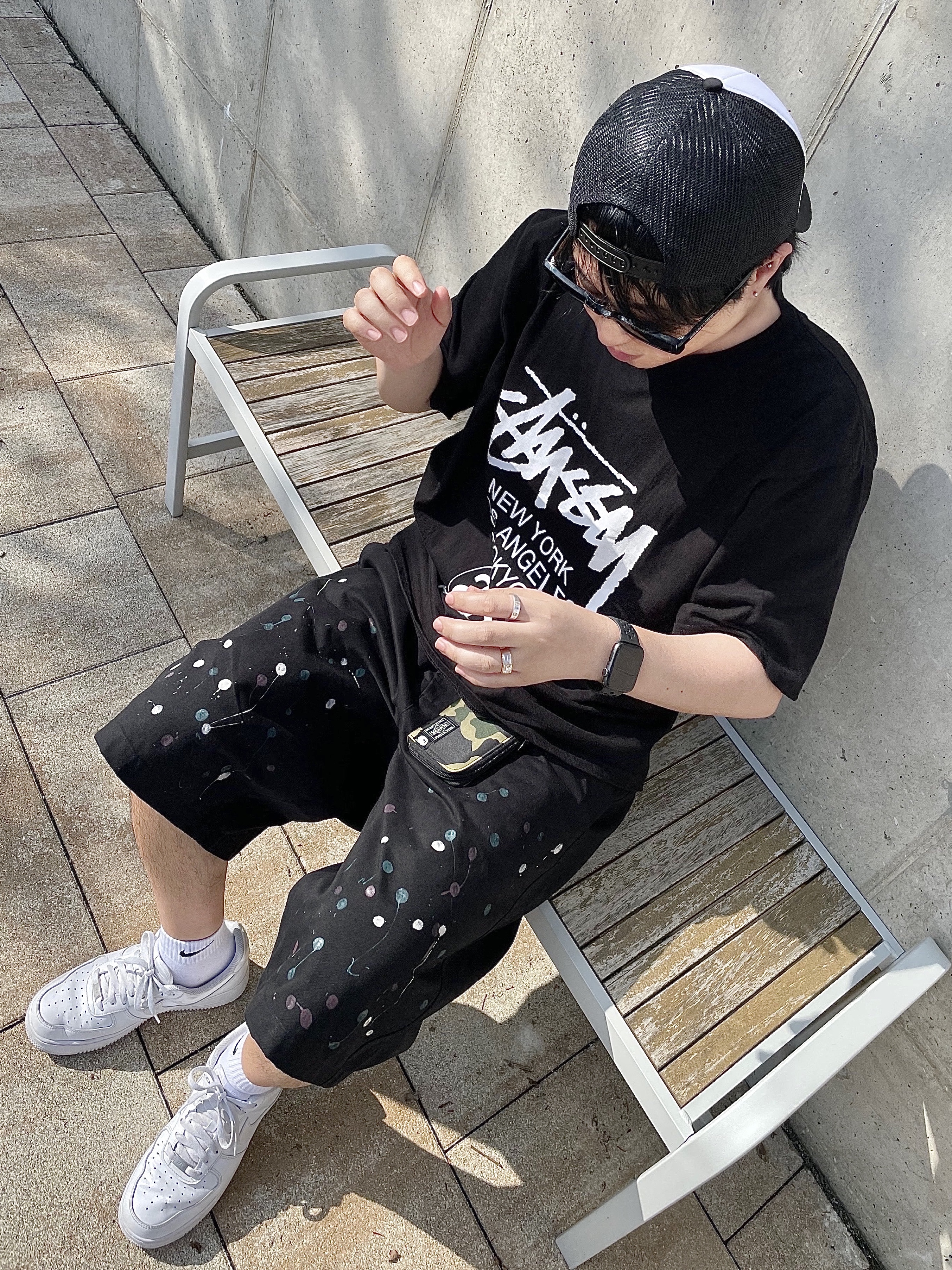 Nike Air Force 1 '07 Low White, Stussy World Tour T-Shirt Black 착용 스타일 - 1