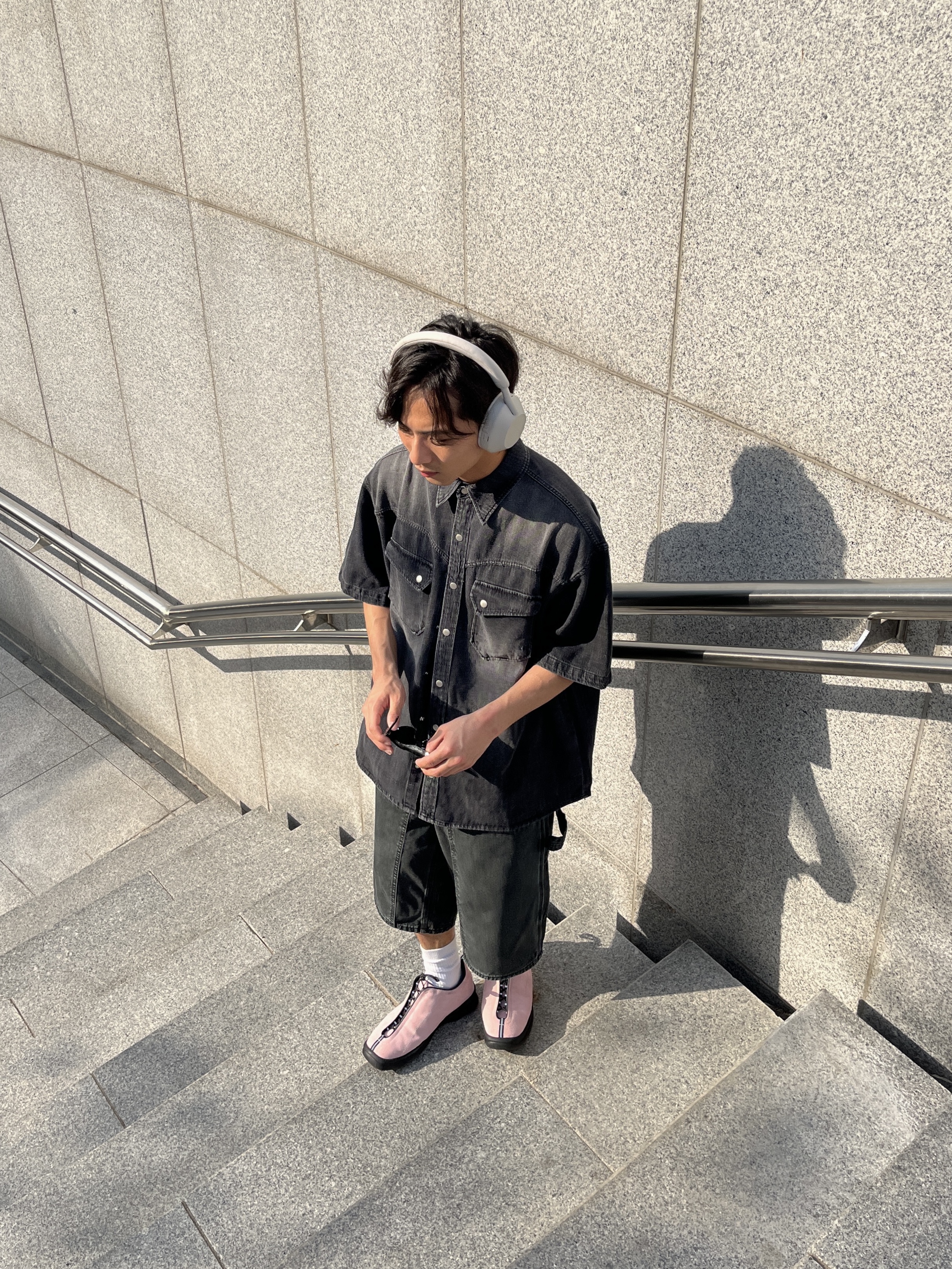 Sony WH-1000XM5 Silver (Korean Ver.), Matin Kim MS129 Sneakers Black 착용 스타일 - 1