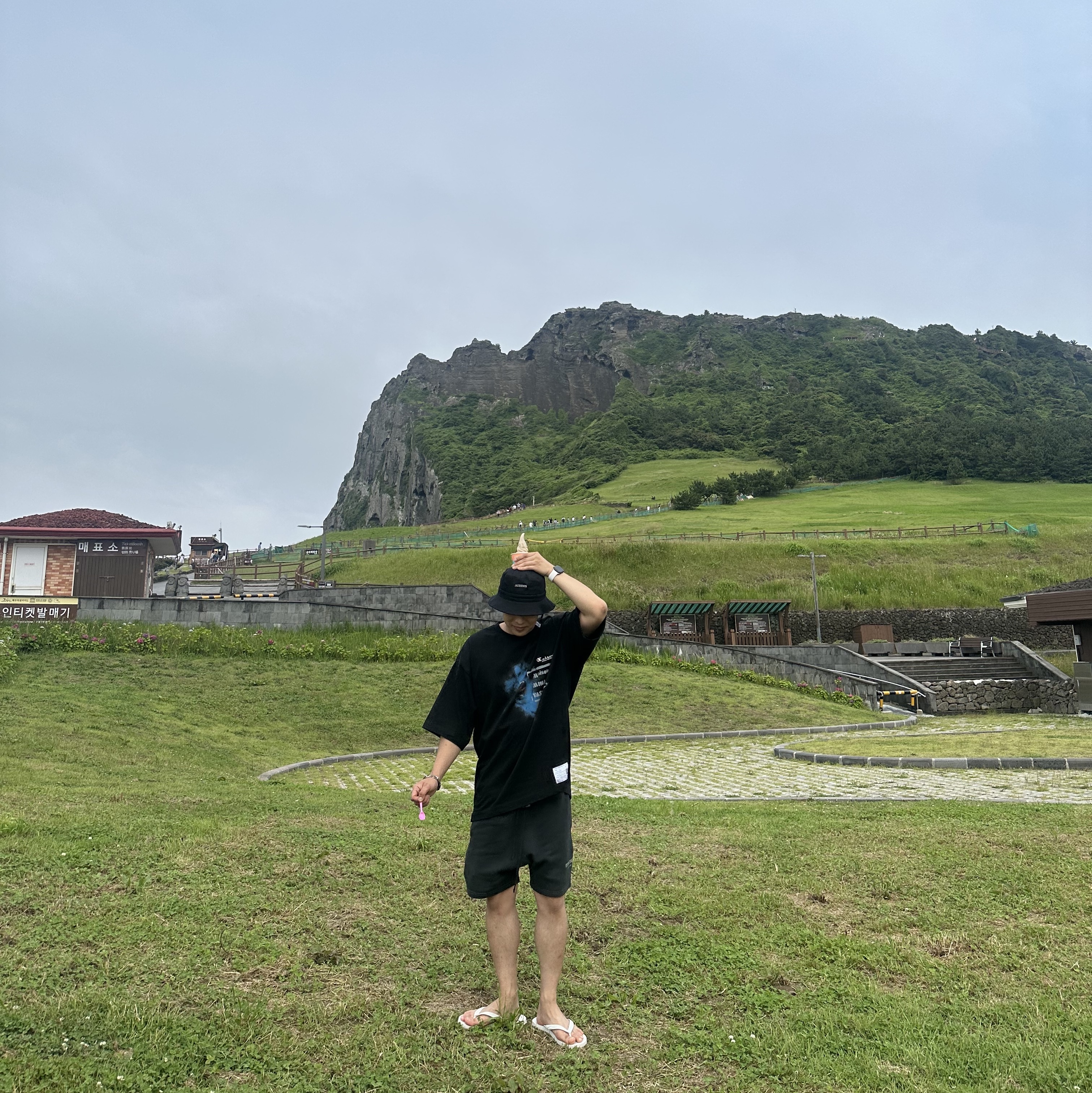 Jacquemus Le Bob Gadjo Bow Bucket Hat Black, Essentials The Core Collection Sweatshorts Black 착용 스타일 - 1