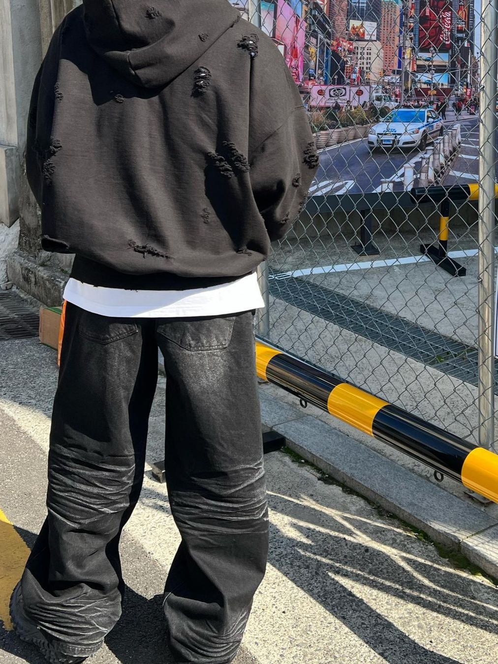 Apple AirPods Max Lightning Space Gray (Korean Ver.), [KREAM 단독] OMO Loosing Denim Pants Washed Black 착용 스타일 - 2