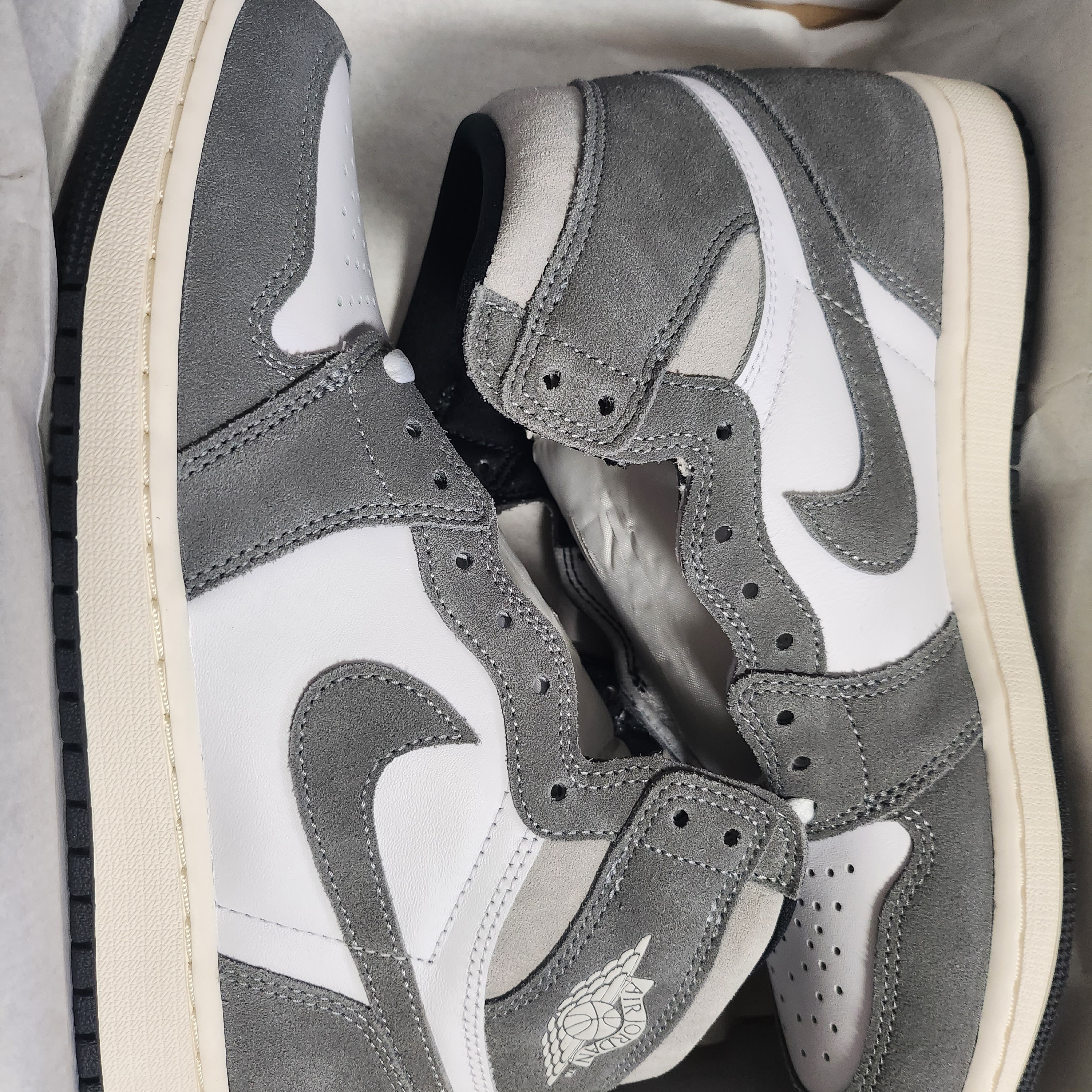 Jordan 1 Retro High OG Black and Smoke Grey 착용 스타일 - 2