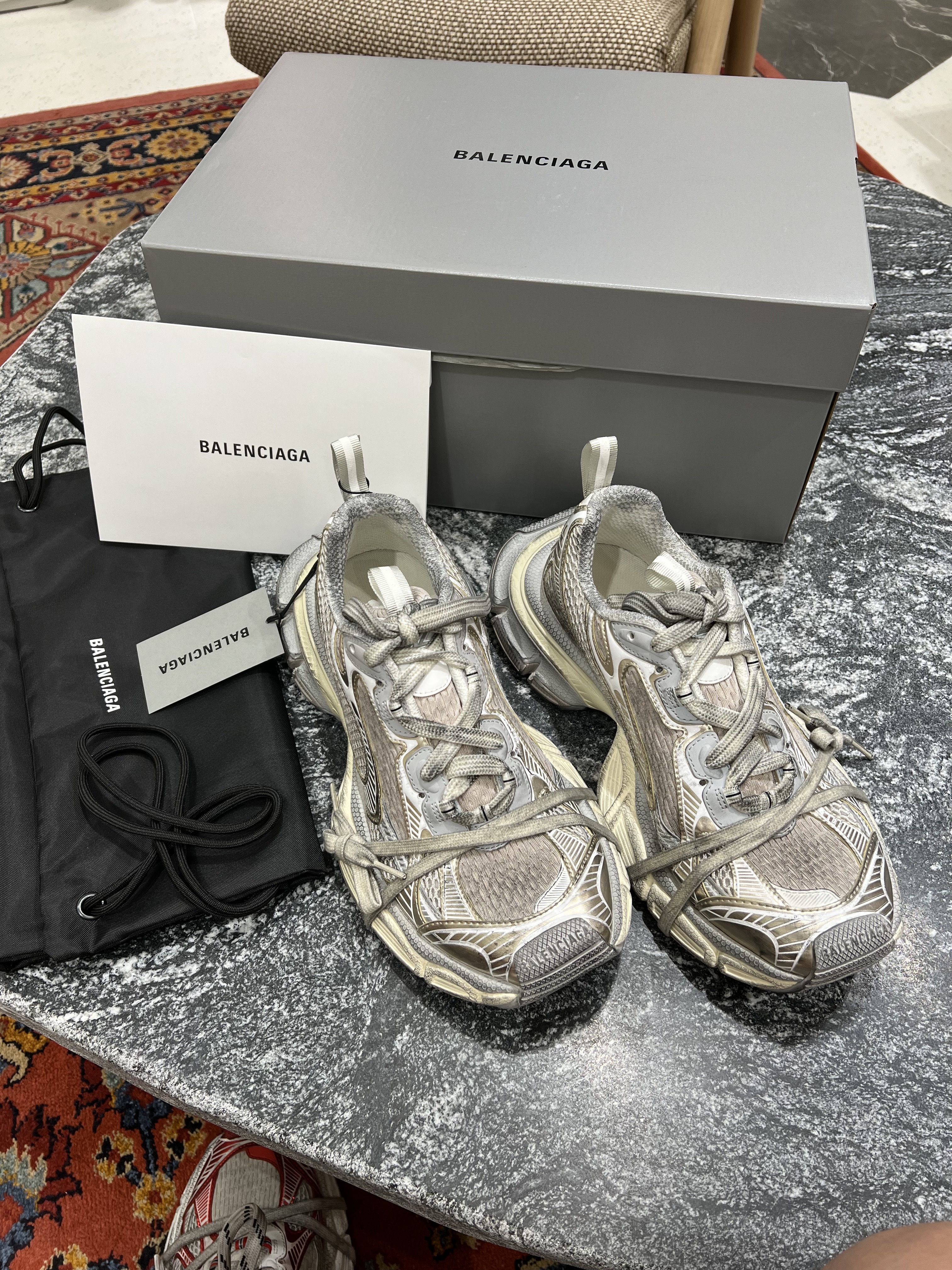 Balenciaga 3XL Sneakers Light Beige 착용 스타일 - 1