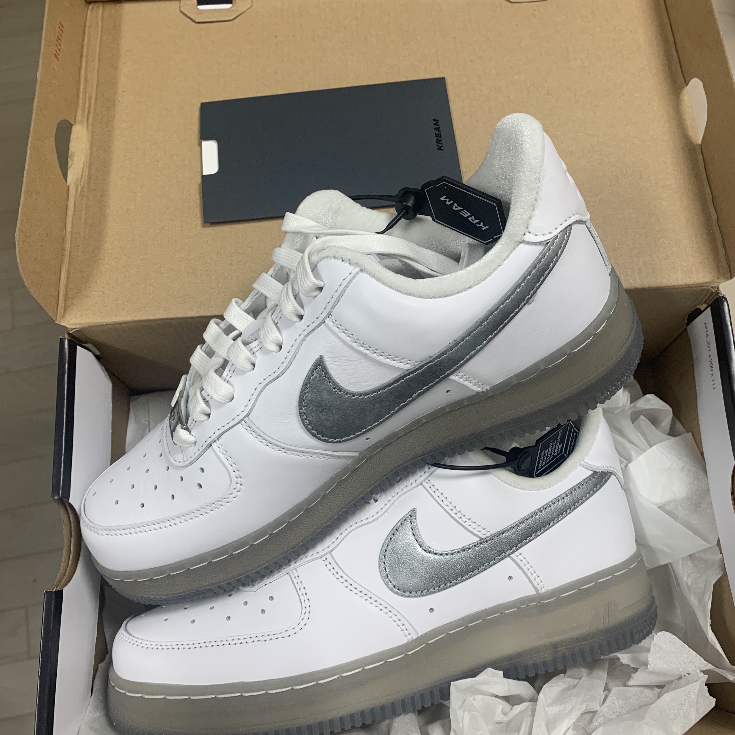 Nike Air Force 1 '07 PRM Metallic Silver 착용 스타일 - 2