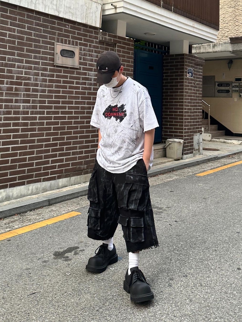 Nos Couleurs Distressed Cargo Shorts Black 착용 스타일