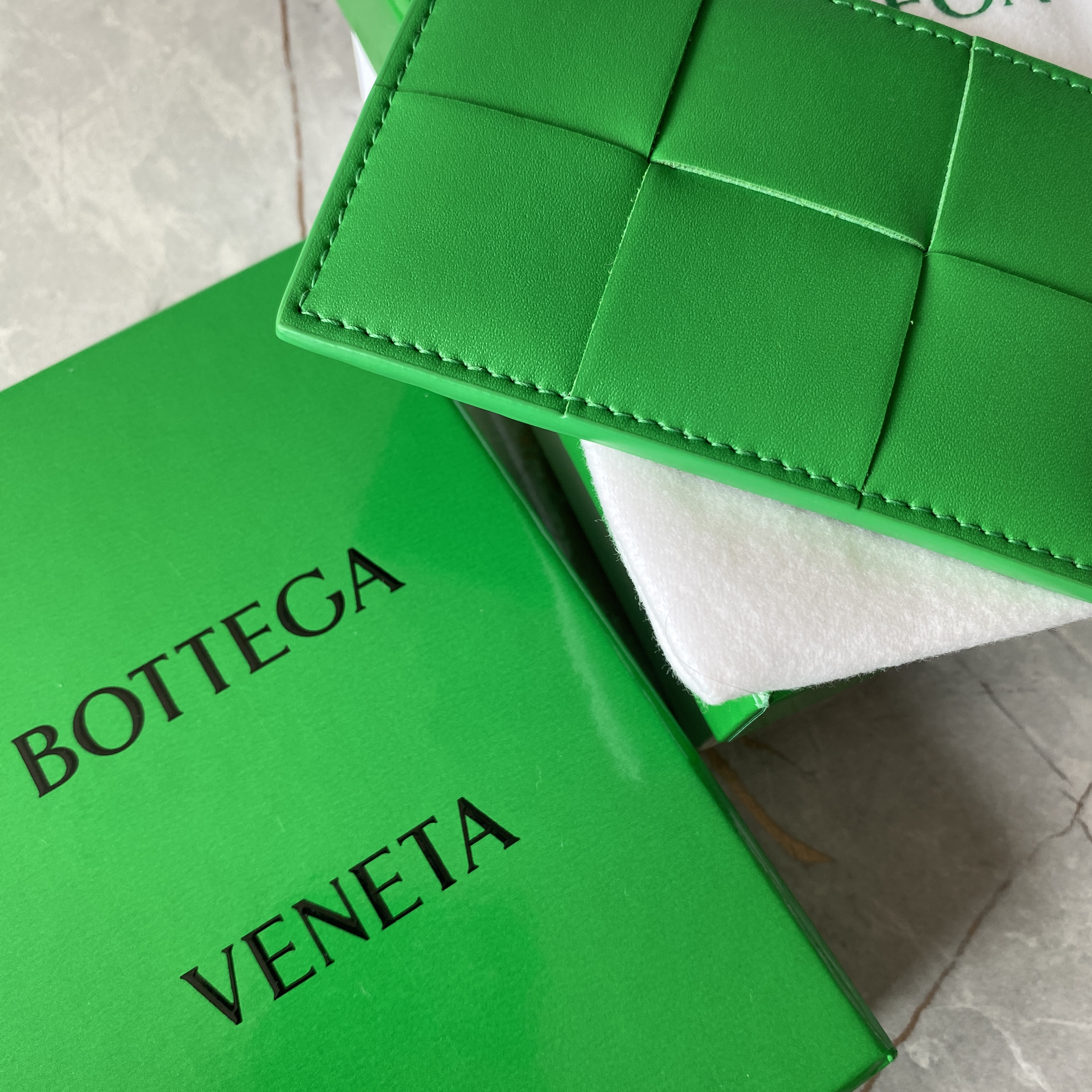 Bottega Veneta Credit Card Case Calfskin Parakeet 착용 스타일