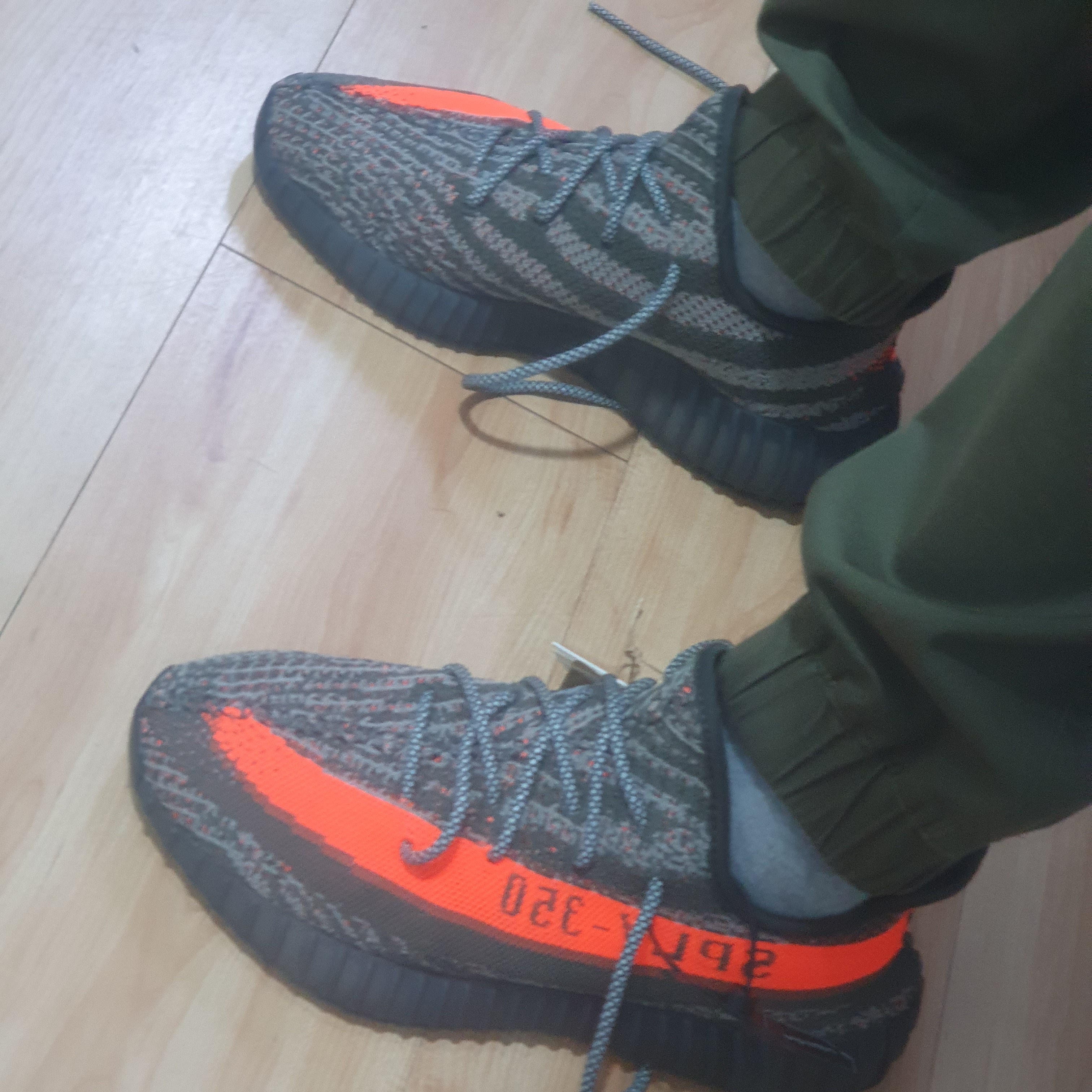 Adidas Yeezy Boost 350 V2 Carbon Beluga 착용 스타일 - 1