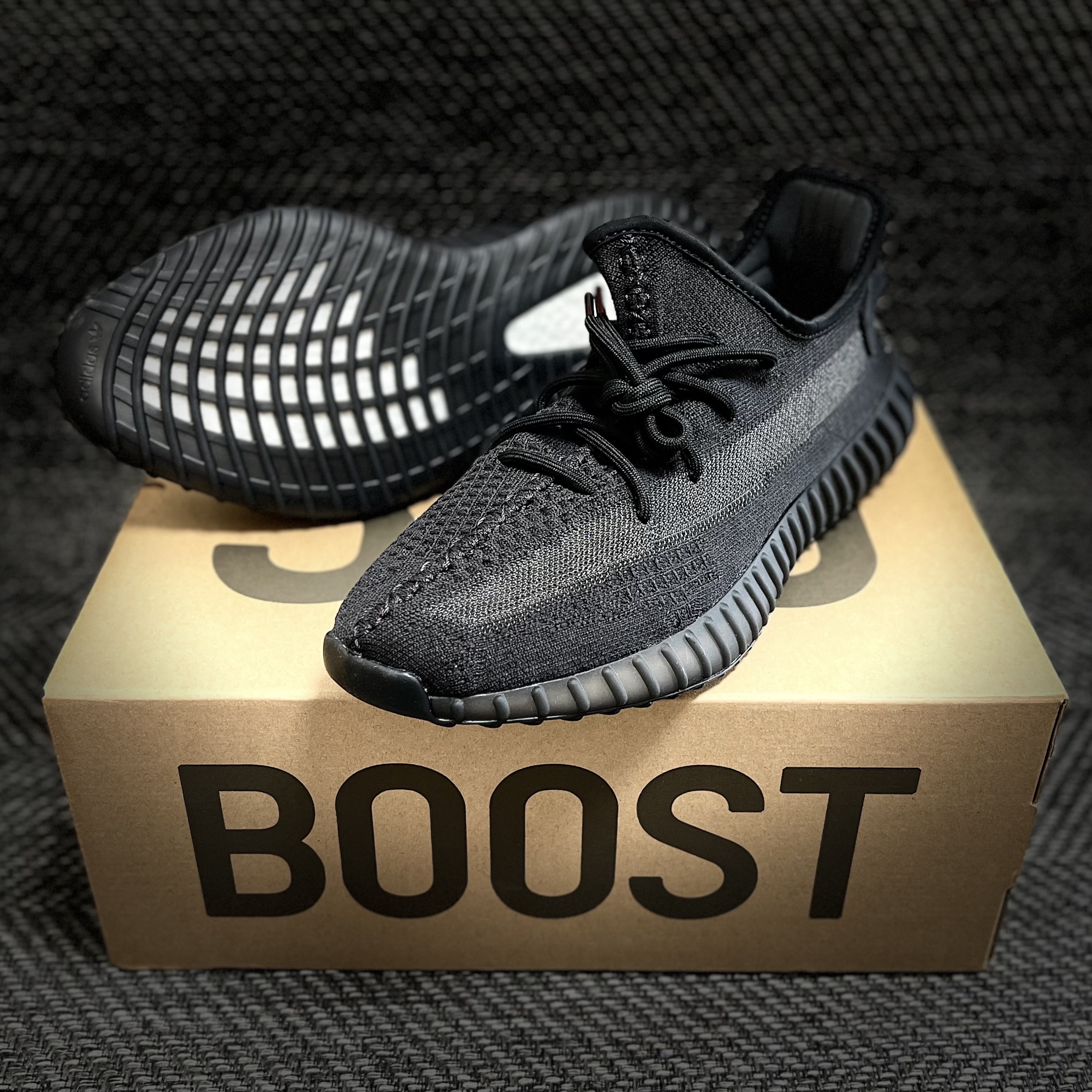 Adidas Yeezy Boost 350 V2 Onyx 착용 스타일 - 4