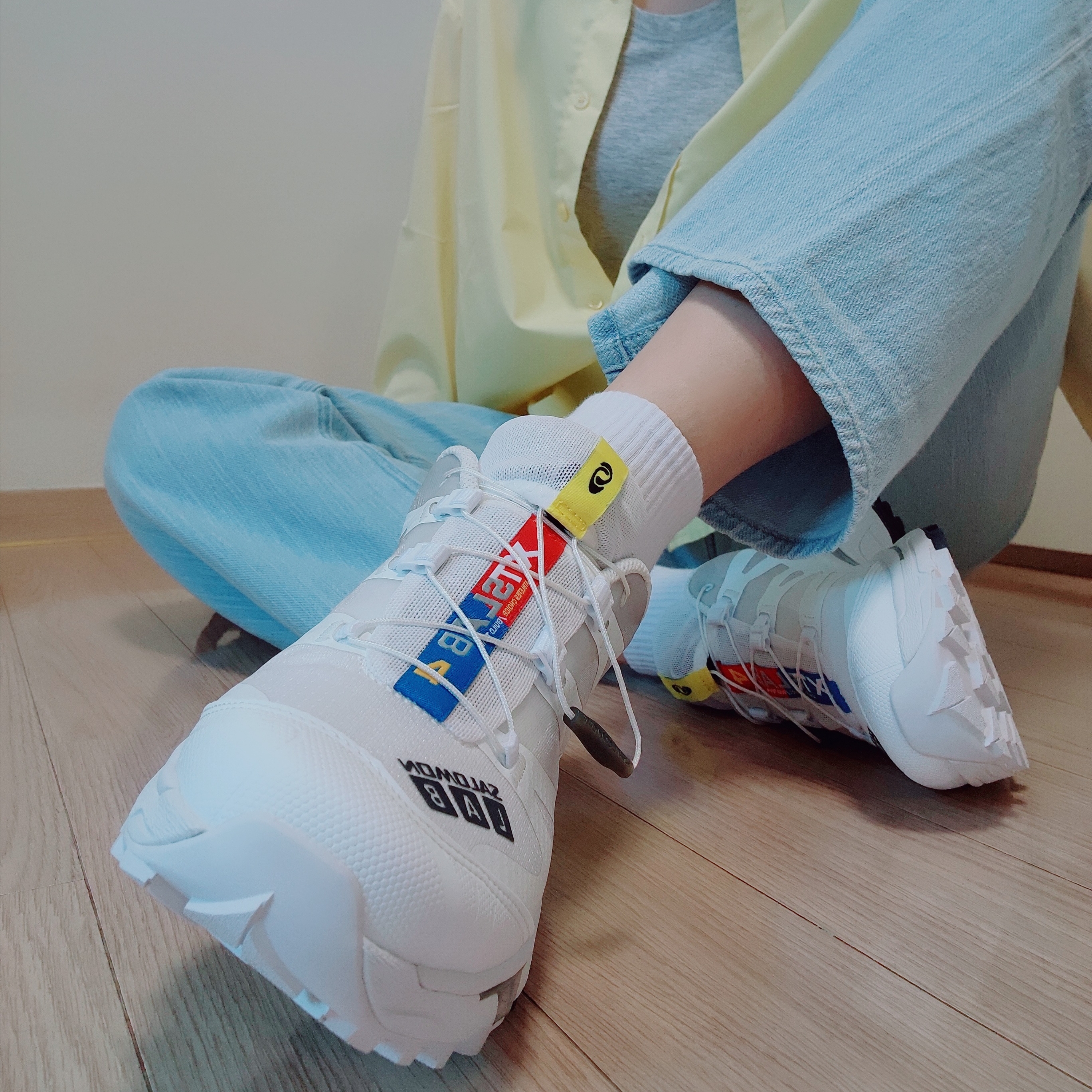 Salomon XT-4 White Lunar Rock 착용 스타일 - 2