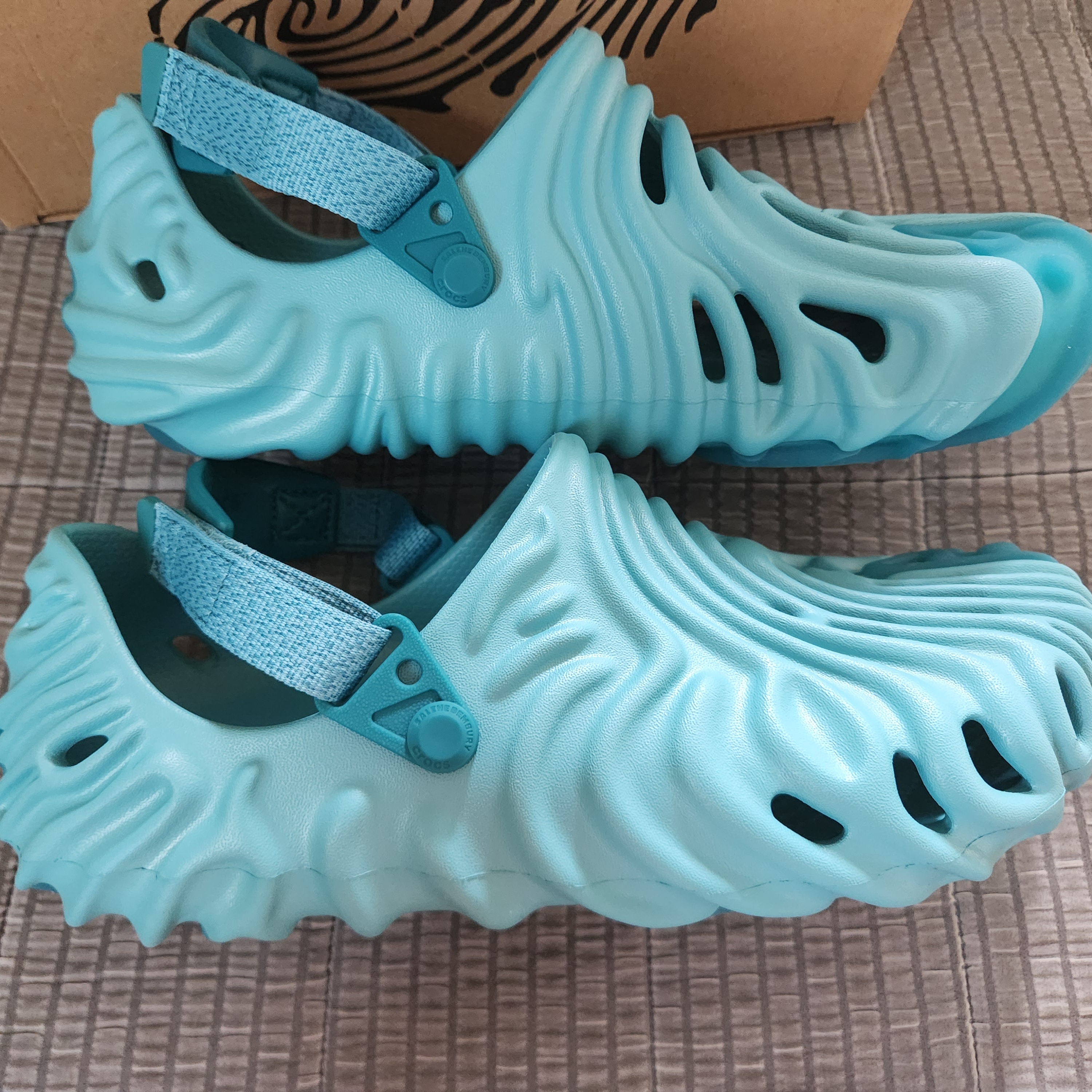 Crocs x Salehe Bembury Pollex Clog Tide 착용 스타일 - 1