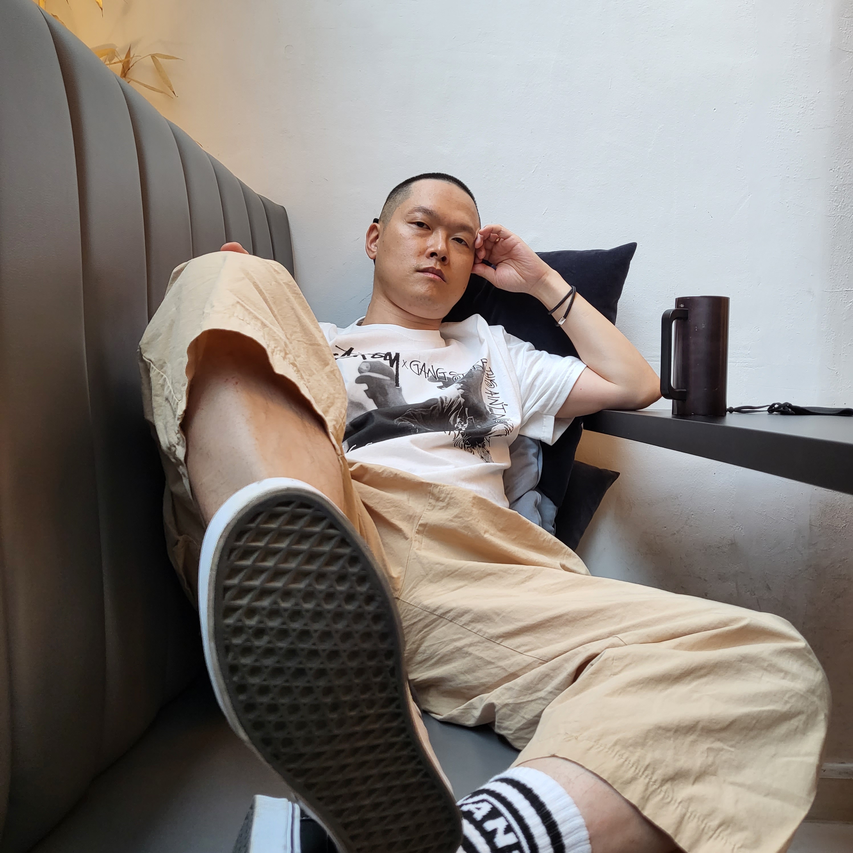 Vans x Peaches. Classic Slip-On Black True White, Stussy x Gang Starr Take It Personal T-Shirt White 착용 스타일 - 4