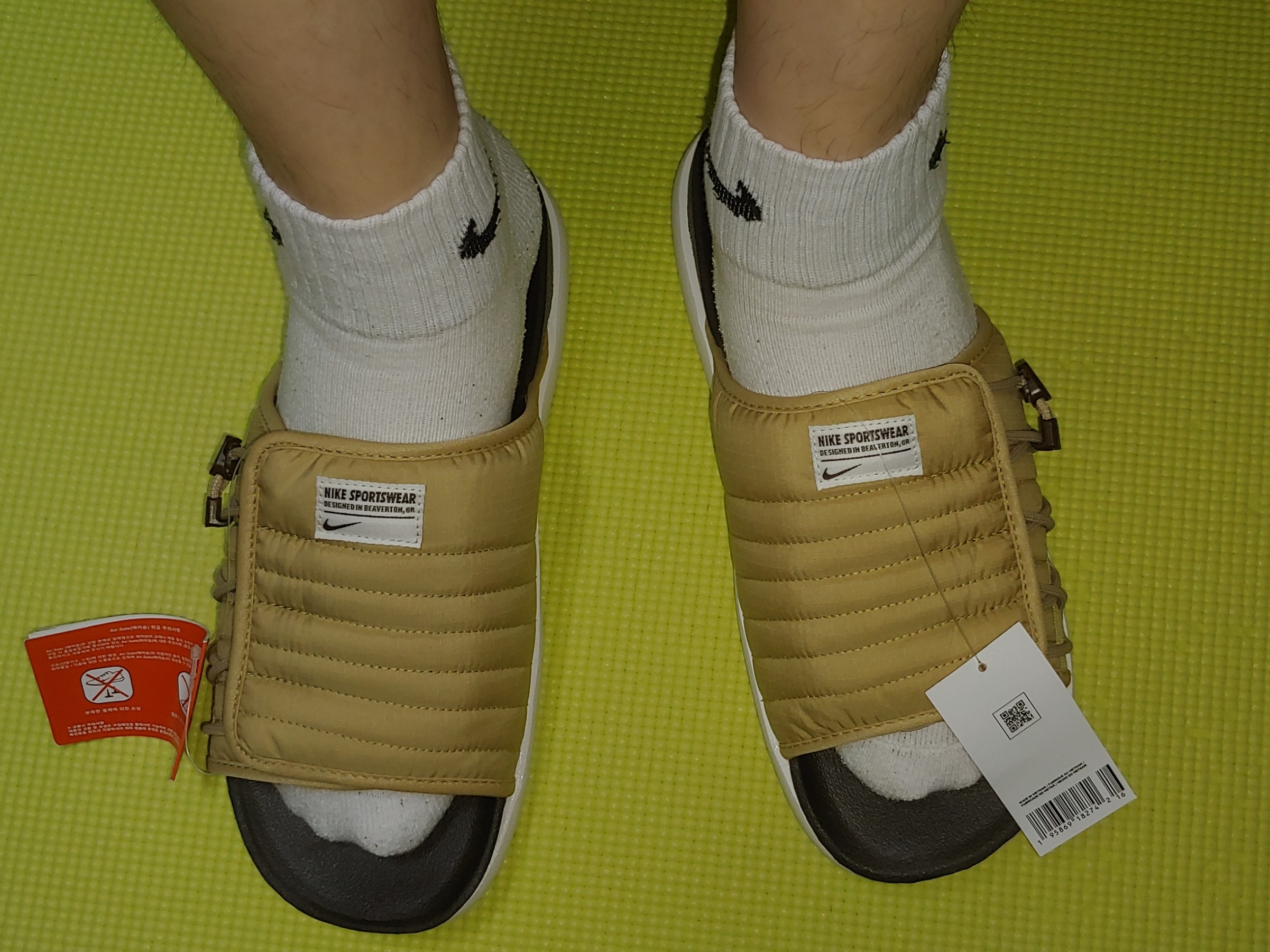 Nike Asuna Slide Desert Sand 착용 스타일 - 1