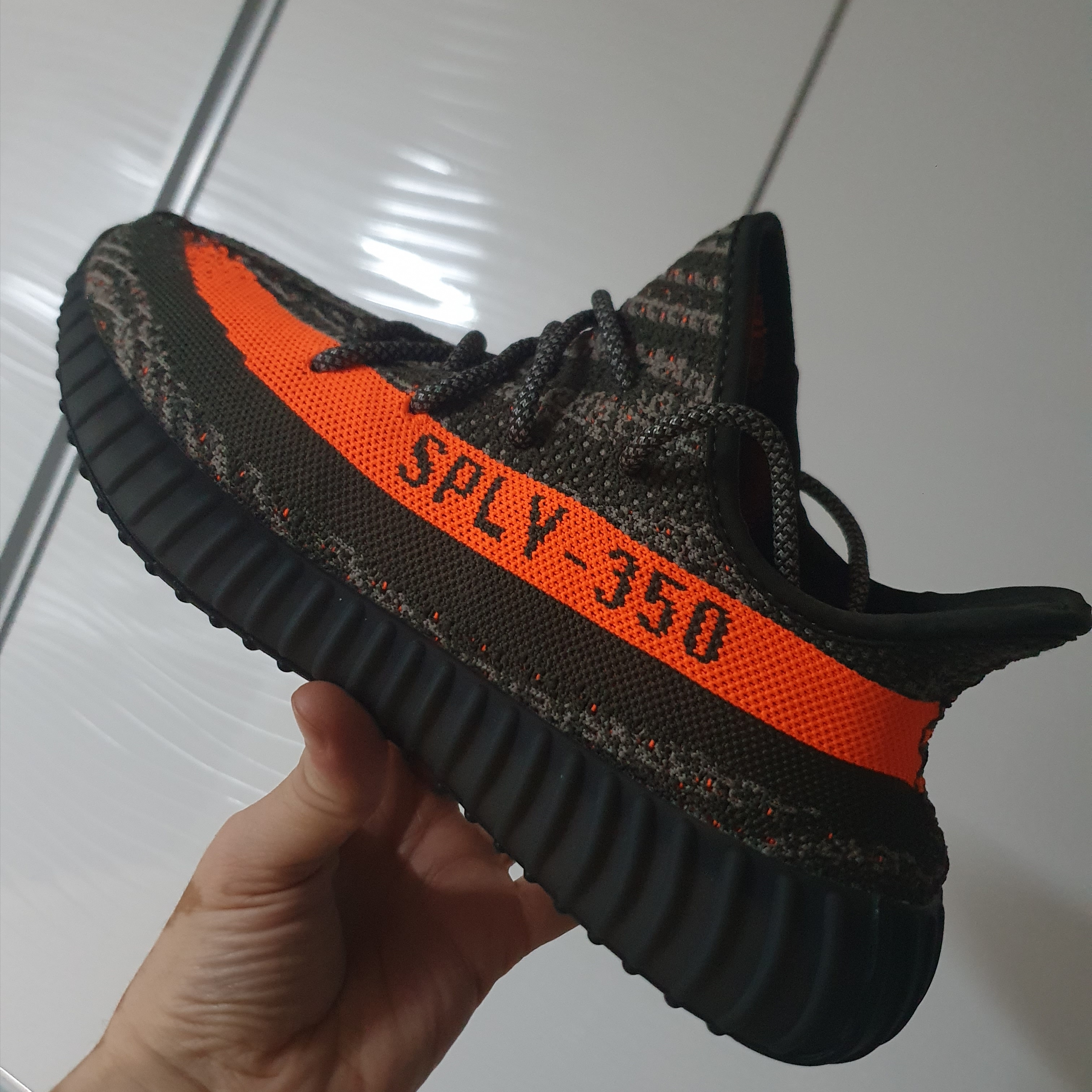Adidas Yeezy Boost 350 V2 Carbon Beluga 착용 스타일
